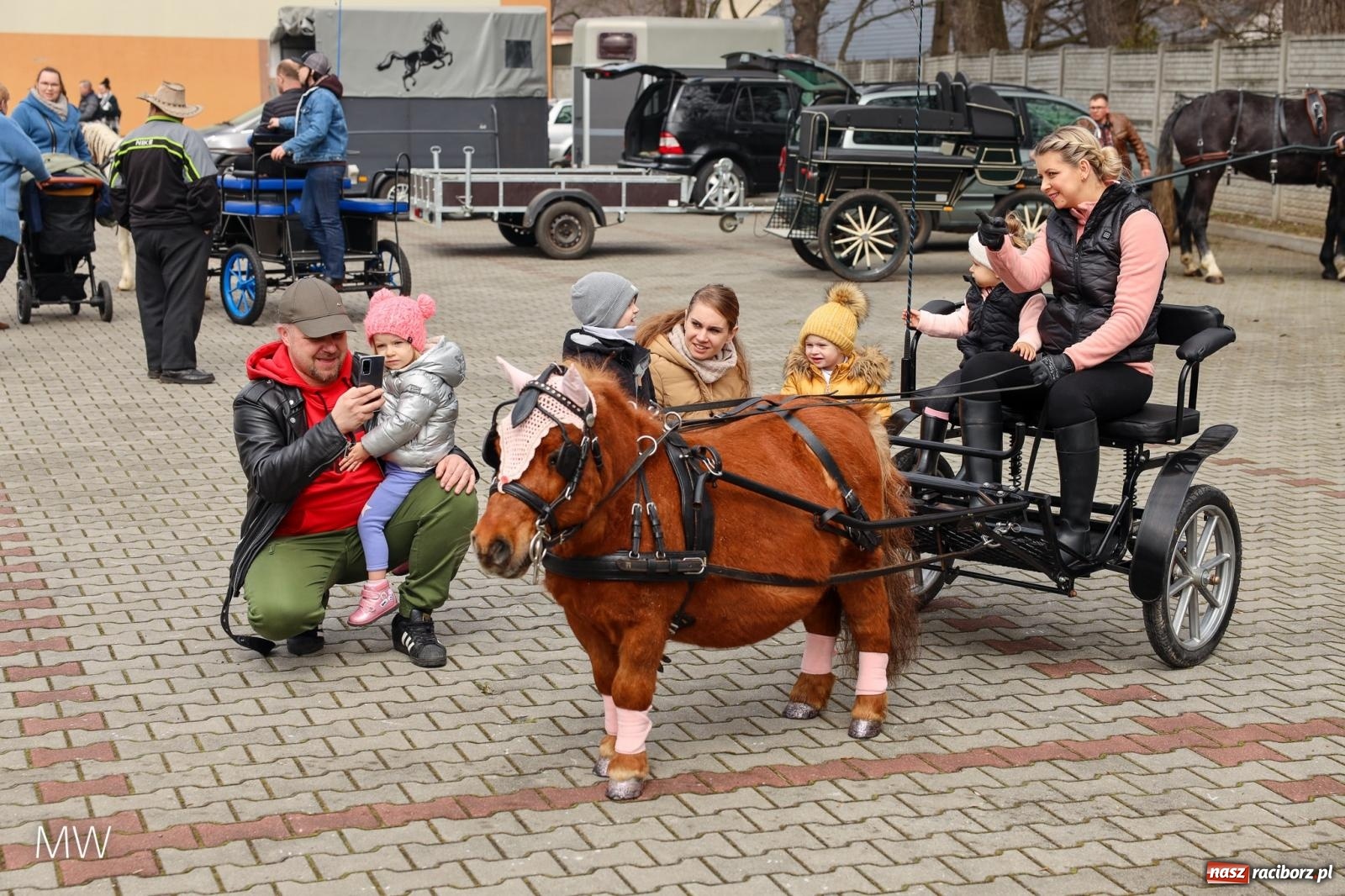 Zdjęcie w galerii na portalu naszraciborz.pl: Ludzie i obrzędy. Pietrowickie Osterreiten [FOTO] wiadomości z regionu