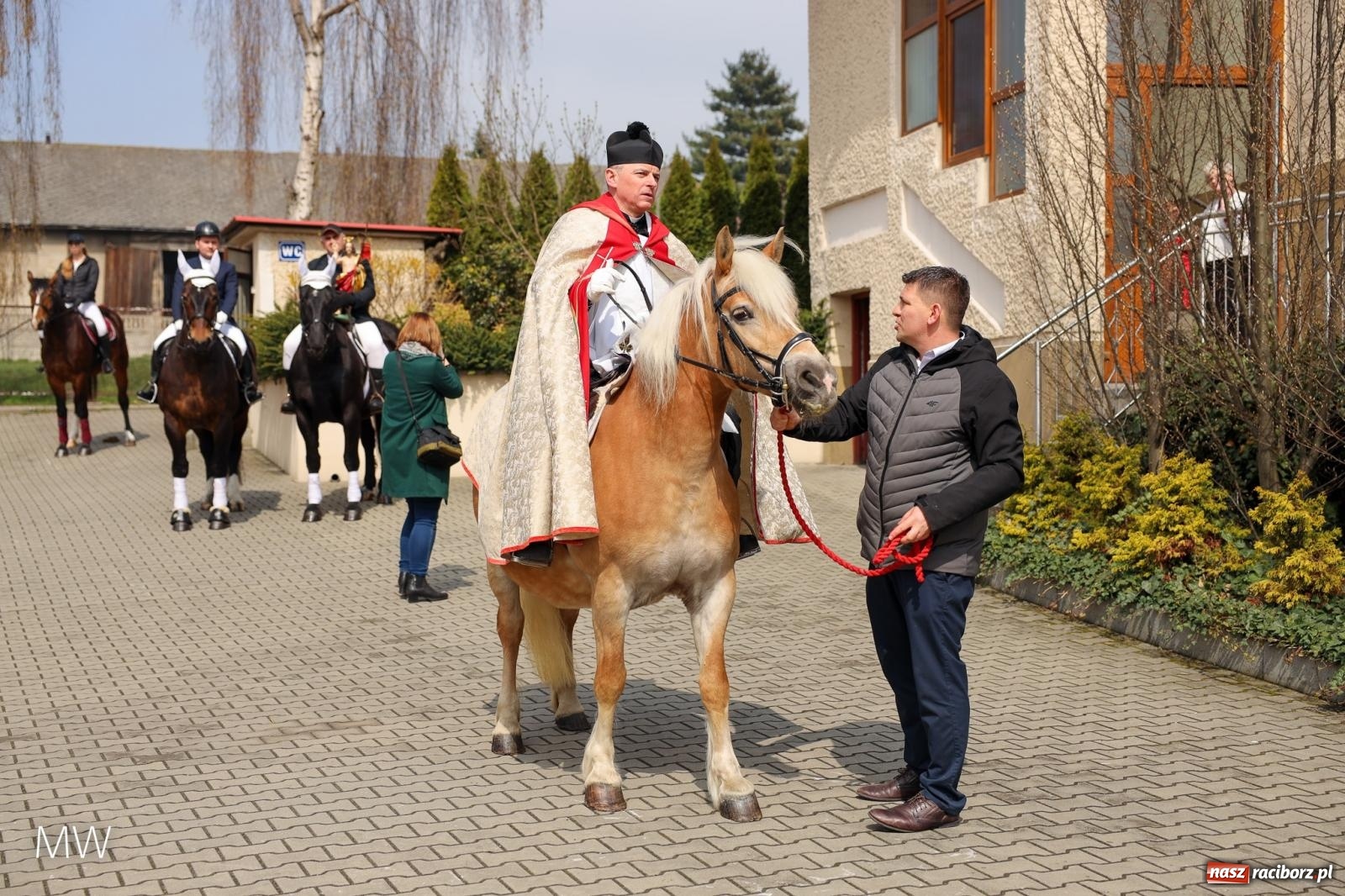 Zdjęcie w galerii na portalu naszraciborz.pl: Ludzie i obrzędy. Pietrowickie Osterreiten [FOTO] wiadomości z regionu