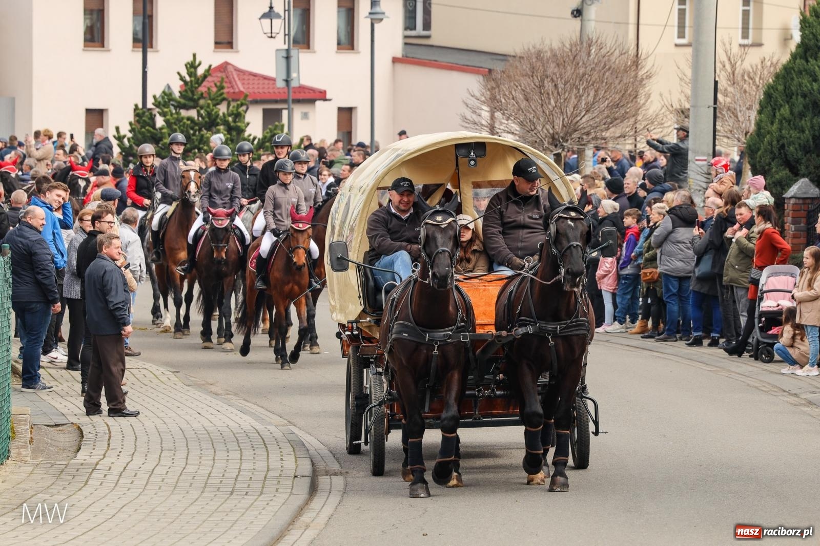 Zdjęcie w galerii na portalu naszraciborz.pl: Ludzie i obrzędy. Pietrowickie Osterreiten [FOTO] wiadomości z regionu