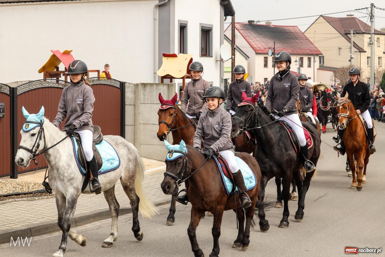 Zdjęcie w galerii na portalu naszraciborz.pl: Ludzie i obrzędy. Pietrowickie Osterreiten [FOTO] wiadomości z regionu