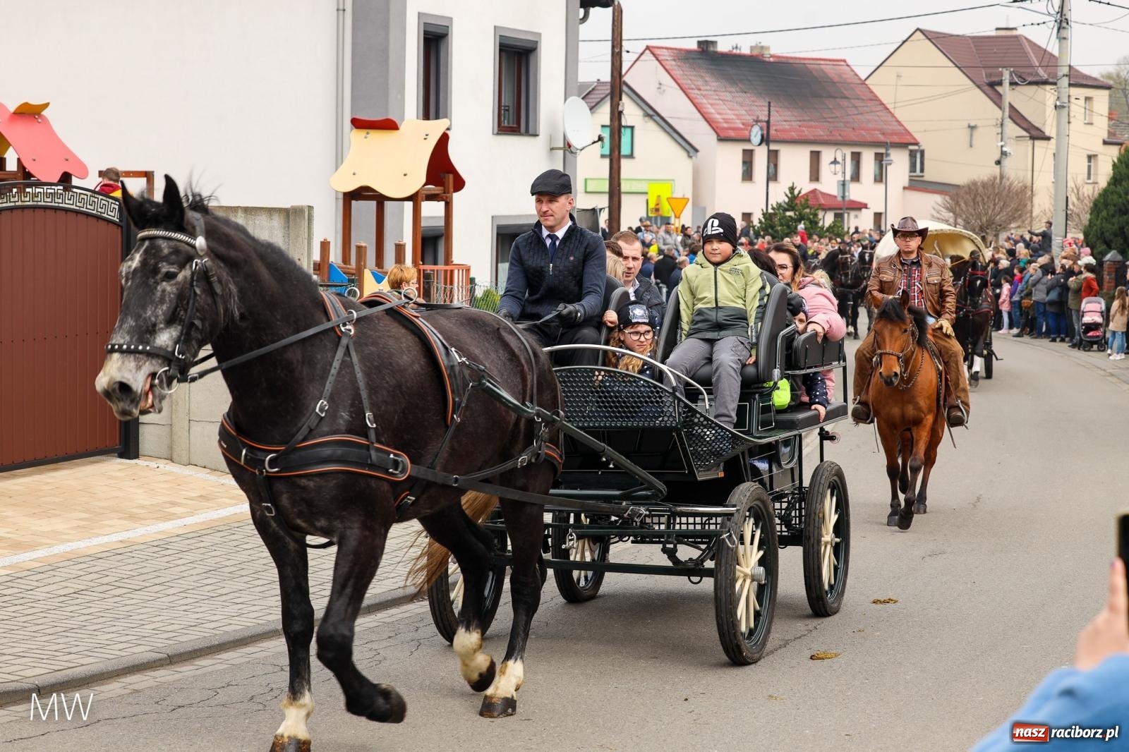 Zdjęcie w galerii na portalu naszraciborz.pl: Ludzie i obrzędy. Pietrowickie Osterreiten [FOTO] wiadomości z regionu