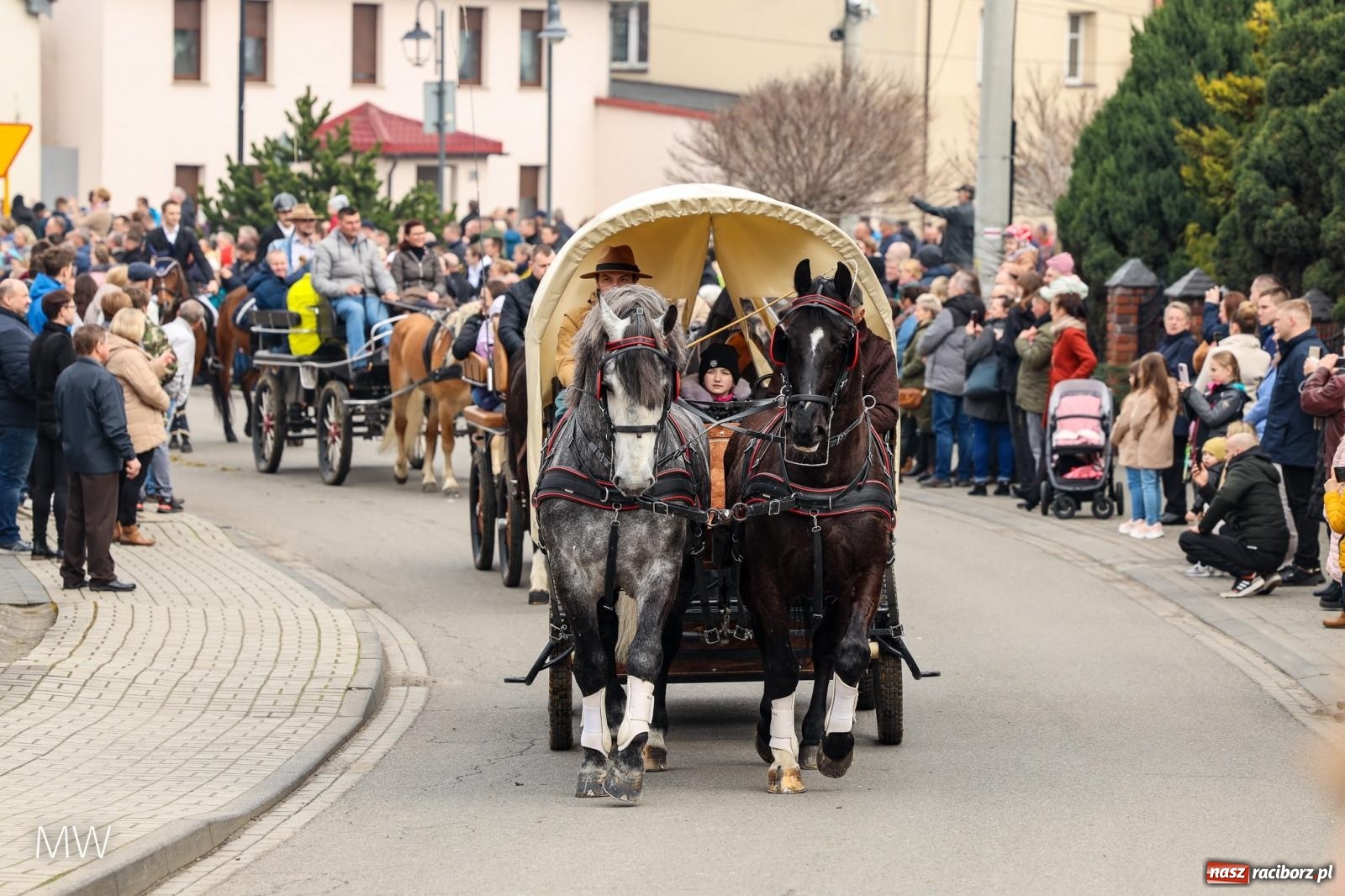 Zdjęcie w galerii na portalu naszraciborz.pl: Ludzie i obrzędy. Pietrowickie Osterreiten [FOTO] wiadomości z regionu