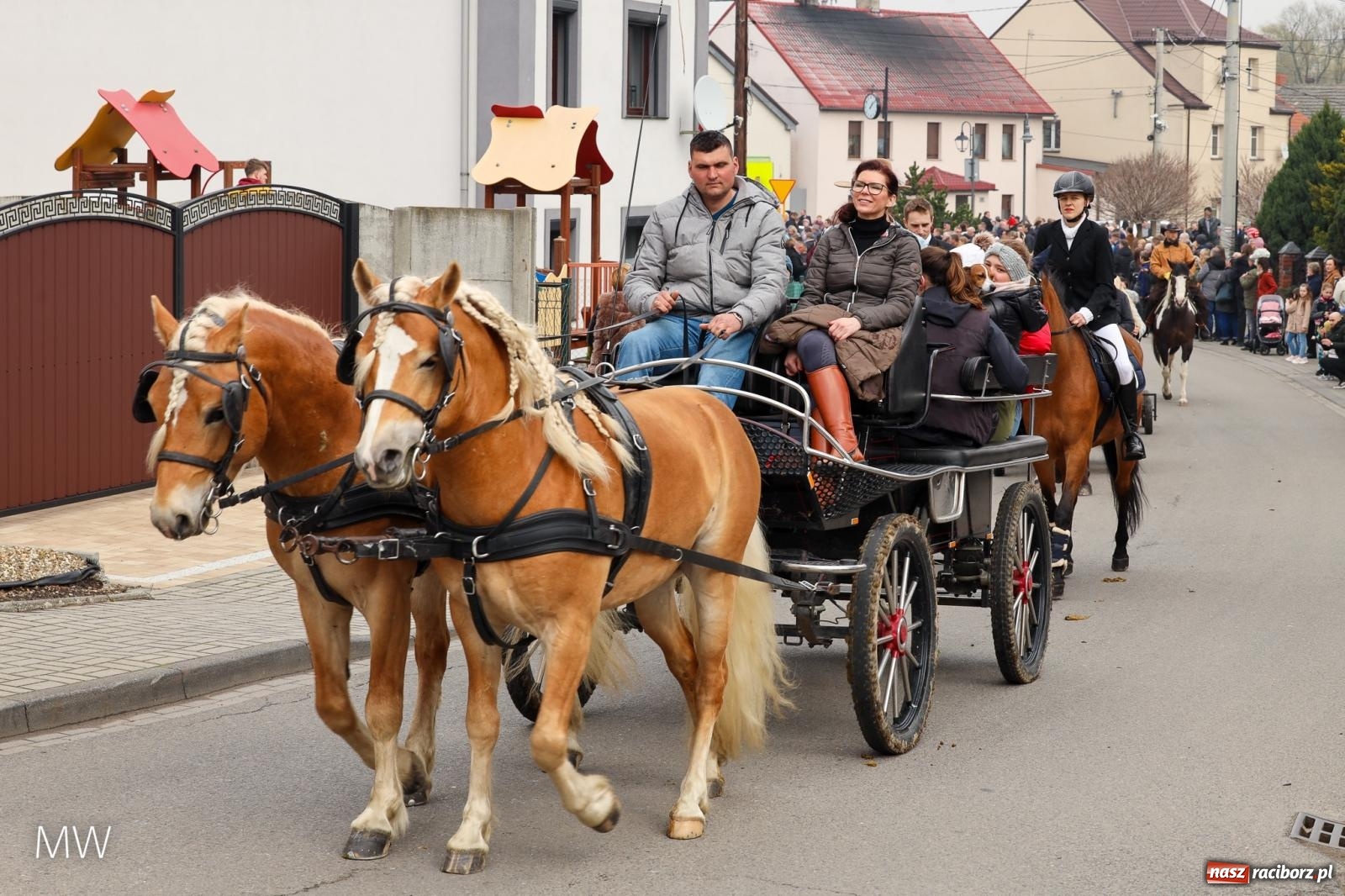 Zdjęcie w galerii na portalu naszraciborz.pl: Ludzie i obrzędy. Pietrowickie Osterreiten [FOTO] wiadomości z regionu