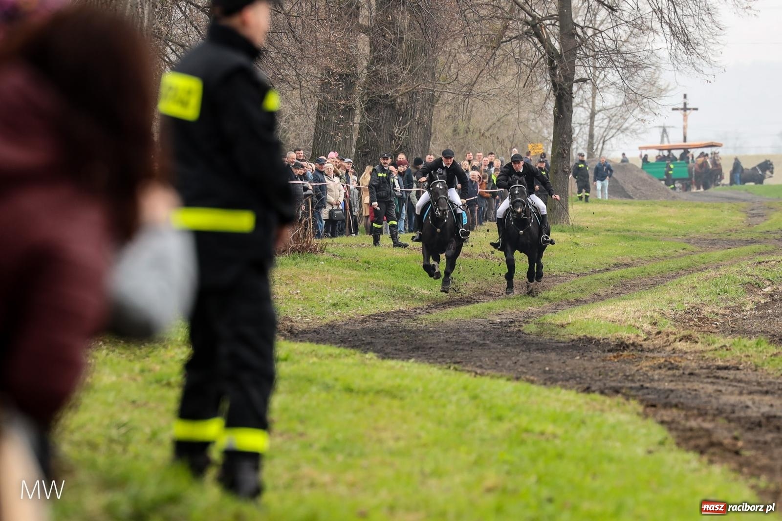 Zdjęcie w galerii na portalu naszraciborz.pl: Ludzie i obrzędy. Gonitwa wielkanocna w dorzeczu Psiny i Odry [FOTO] wiadomości z regionu