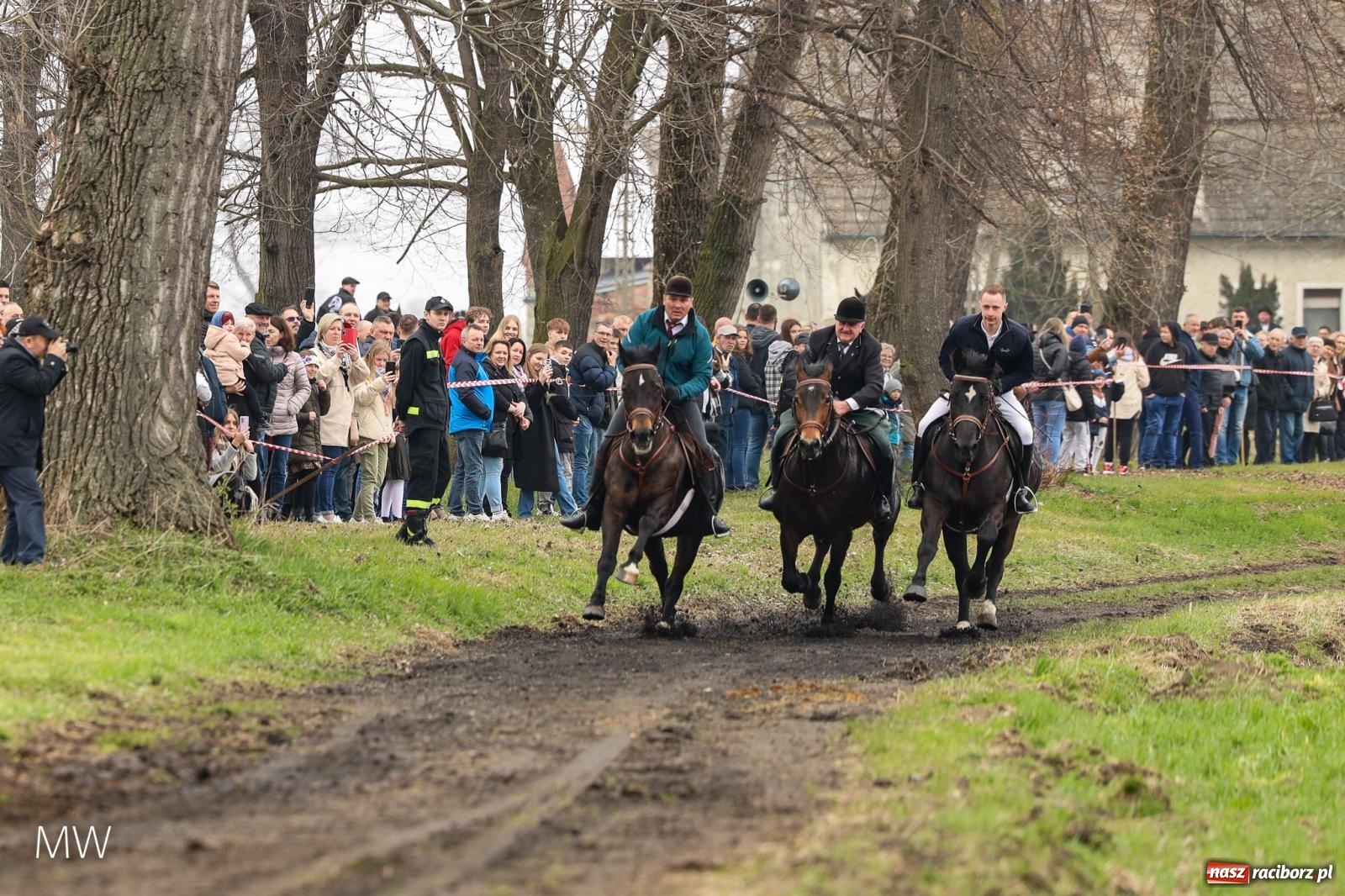 Zdjęcie w galerii na portalu naszraciborz.pl: Ludzie i obrzędy. Gonitwa wielkanocna w dorzeczu Psiny i Odry [FOTO] wiadomości z regionu