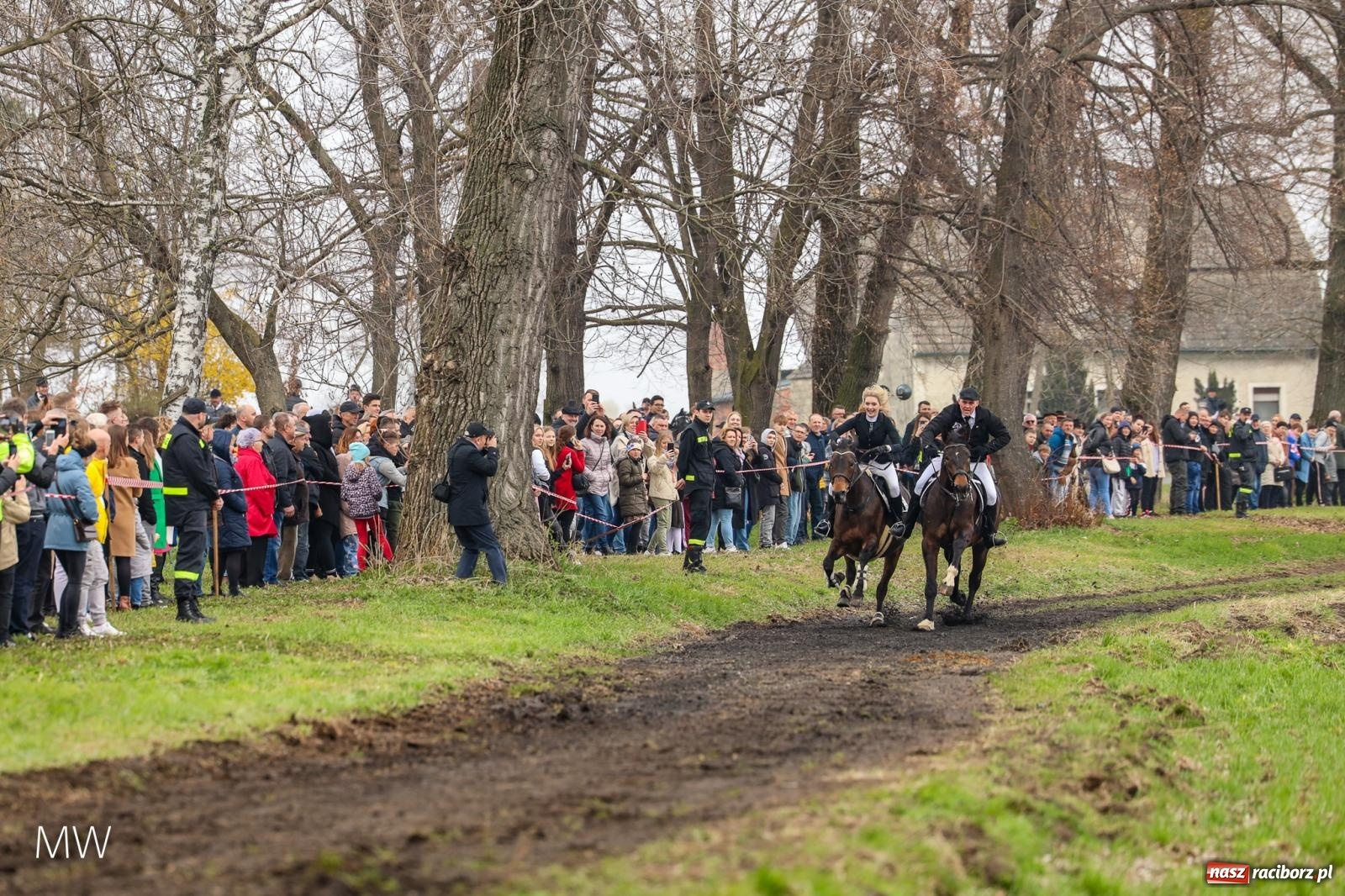 Zdjęcie w galerii na portalu naszraciborz.pl: Ludzie i obrzędy. Gonitwa wielkanocna w dorzeczu Psiny i Odry [FOTO] wiadomości z regionu