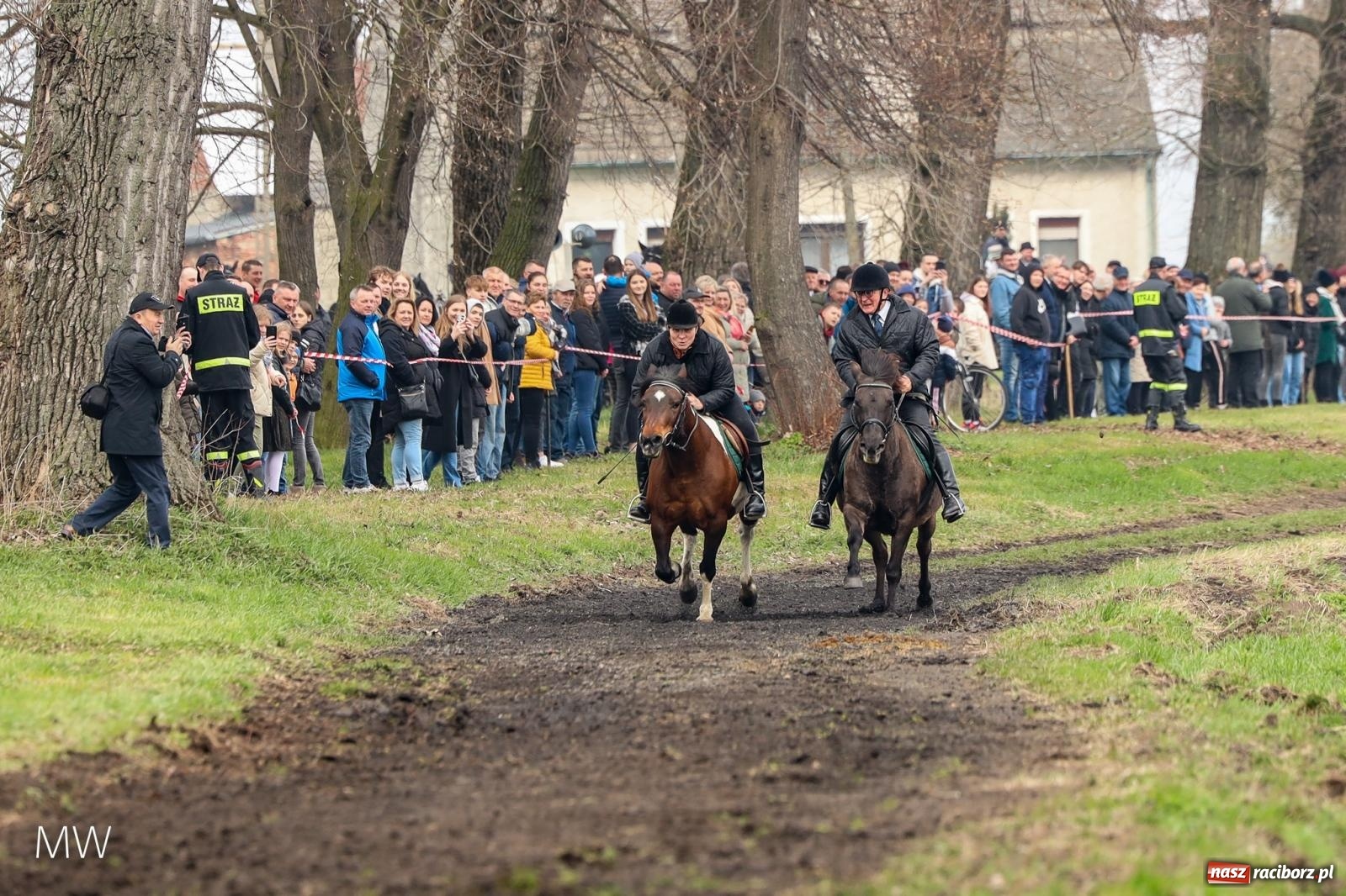 Zdjęcie w galerii na portalu naszraciborz.pl: Ludzie i obrzędy. Gonitwa wielkanocna w dorzeczu Psiny i Odry [FOTO] wiadomości z regionu