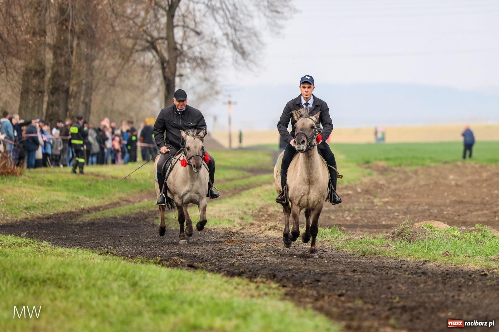 Zdjęcie w galerii na portalu naszraciborz.pl: Ludzie i obrzędy. Gonitwa wielkanocna w dorzeczu Psiny i Odry [FOTO] wiadomości z regionu