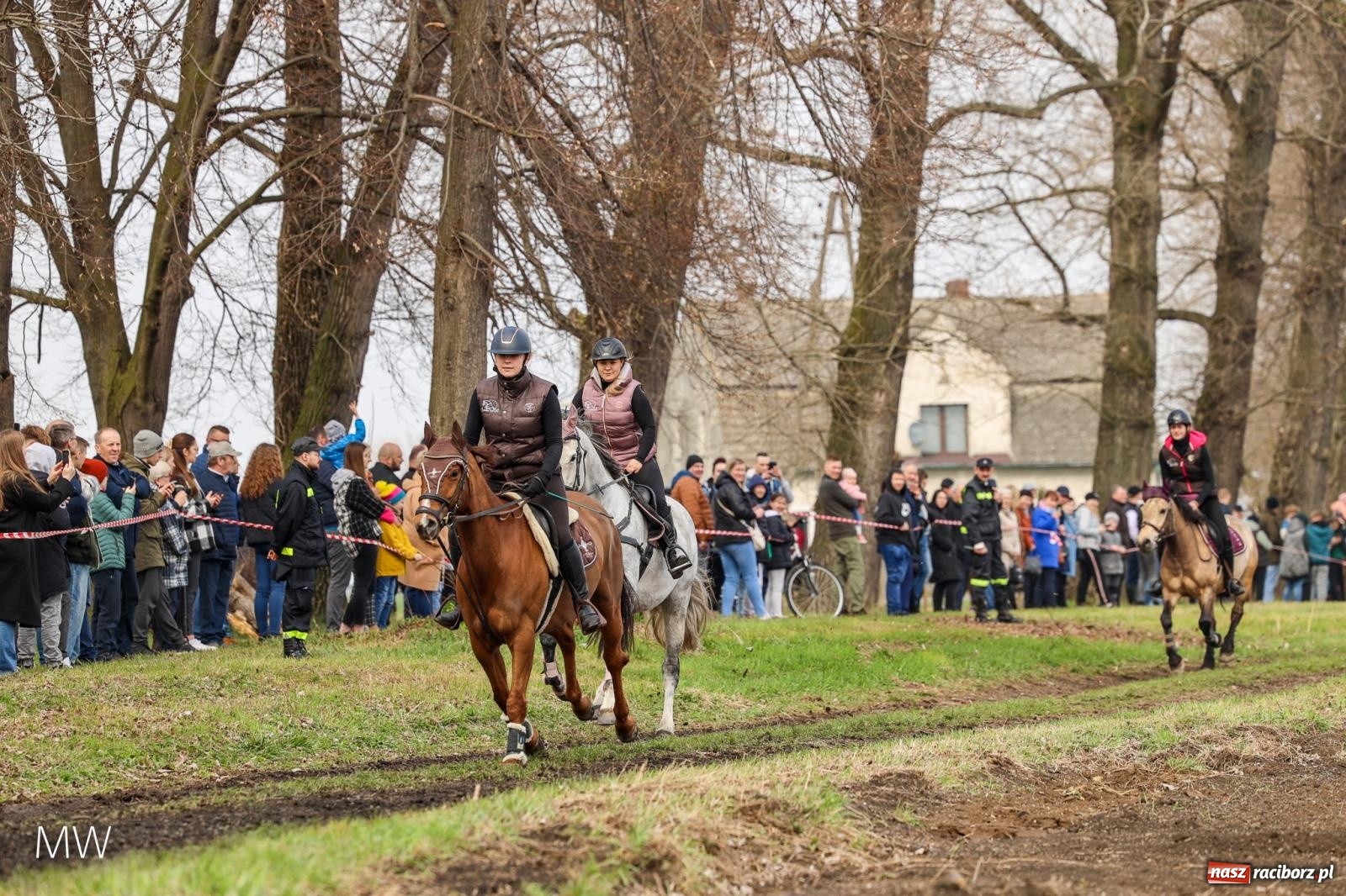 Zdjęcie w galerii na portalu naszraciborz.pl: Ludzie i obrzędy. Gonitwa wielkanocna w dorzeczu Psiny i Odry [FOTO] wiadomości z regionu