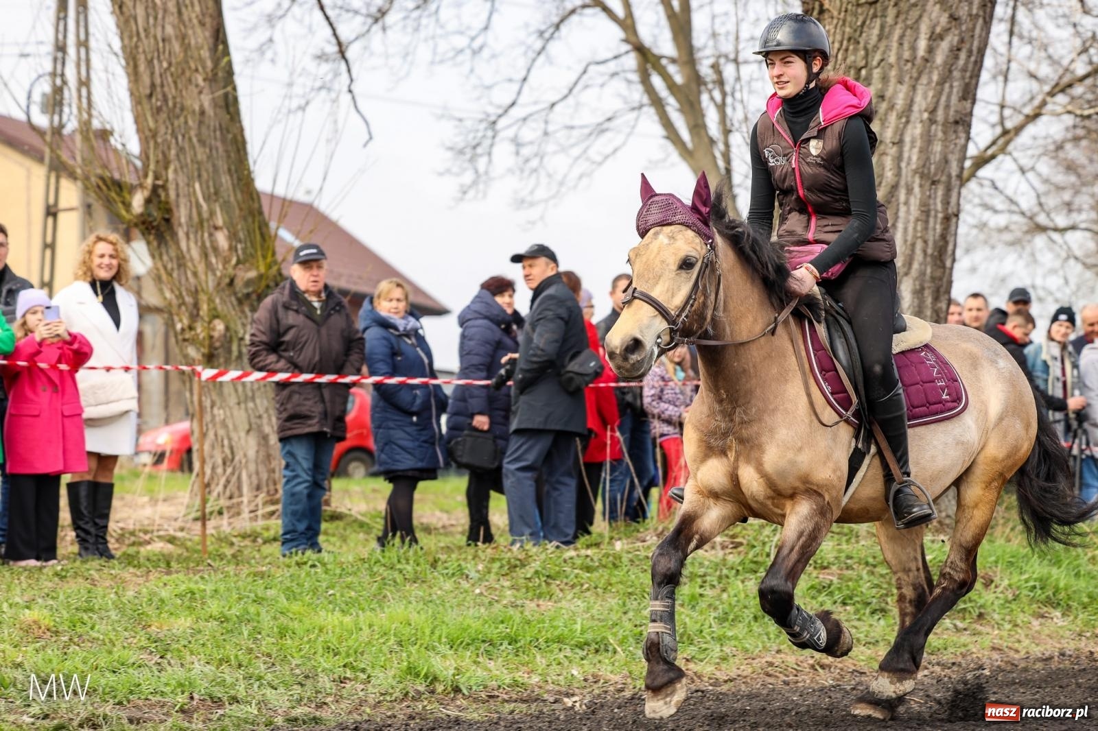 Zdjęcie w galerii na portalu naszraciborz.pl: Ludzie i obrzędy. Gonitwa wielkanocna w dorzeczu Psiny i Odry [FOTO] wiadomości z regionu