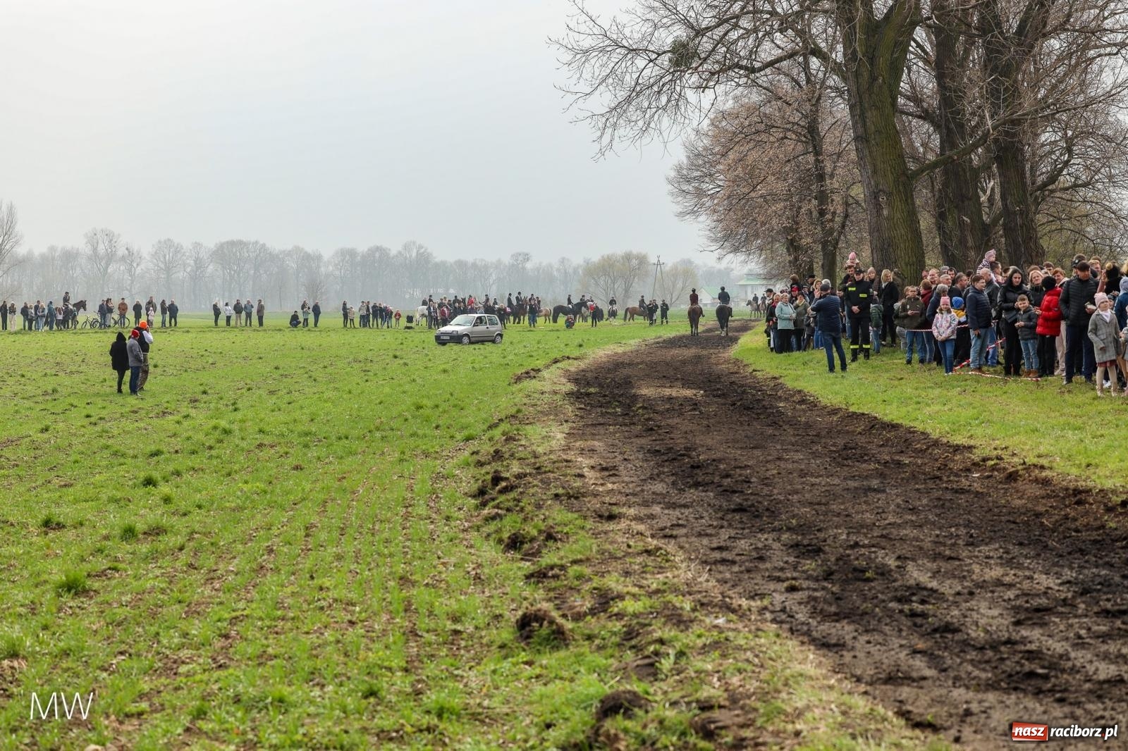 Zdjęcie w galerii na portalu naszraciborz.pl: Ludzie i obrzędy. Gonitwa wielkanocna w dorzeczu Psiny i Odry [FOTO] wiadomości z regionu