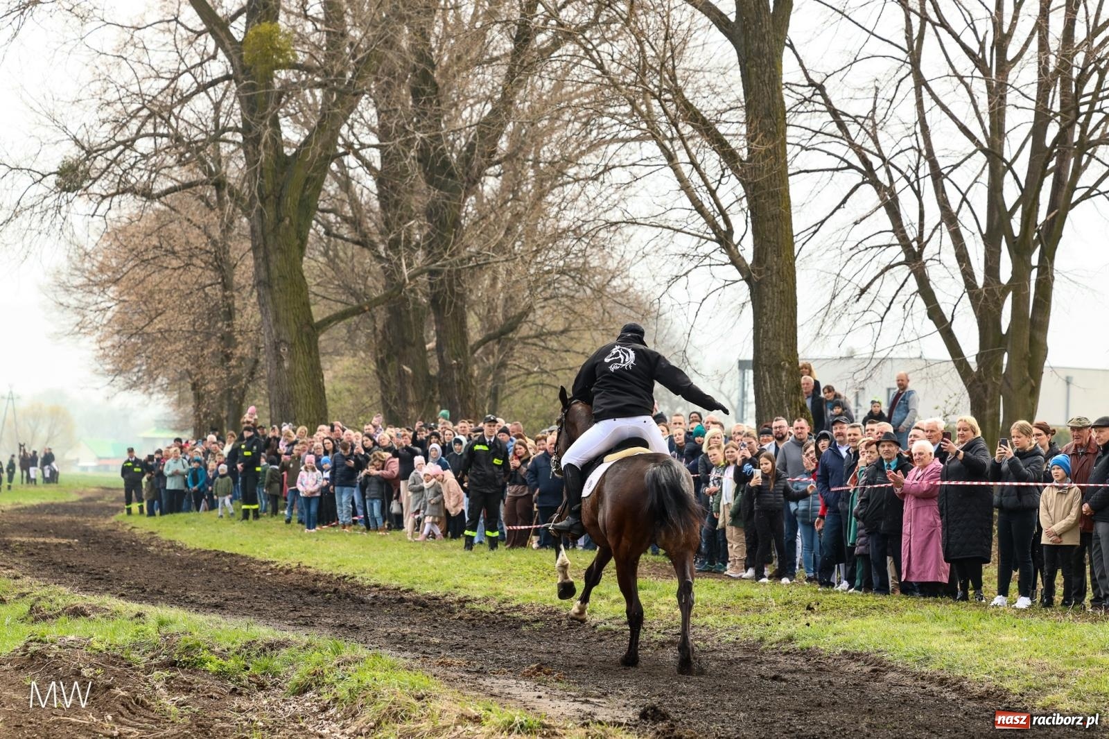 Zdjęcie w galerii na portalu naszraciborz.pl: Ludzie i obrzędy. Gonitwa wielkanocna w dorzeczu Psiny i Odry [FOTO] wiadomości z regionu