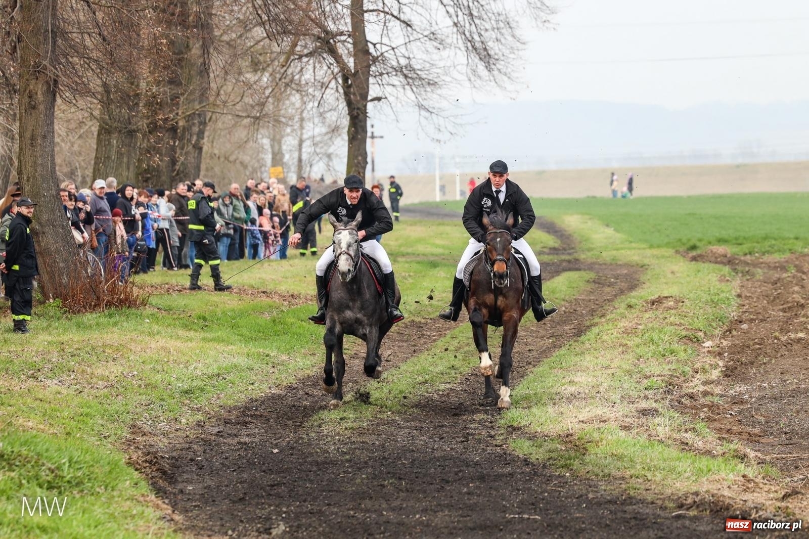 Zdjęcie w galerii na portalu naszraciborz.pl: Ludzie i obrzędy. Gonitwa wielkanocna w dorzeczu Psiny i Odry [FOTO] wiadomości z regionu