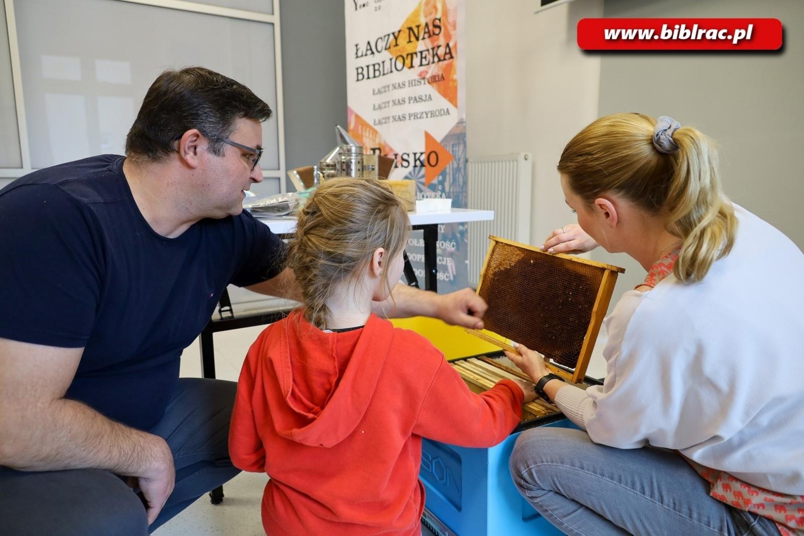 Zdjęcie w galerii na portalu naszraciborz.pl: Co zawdzięczamy pszczołom? Wykład pszczelarzy w bibliotece wiadomości z regionu