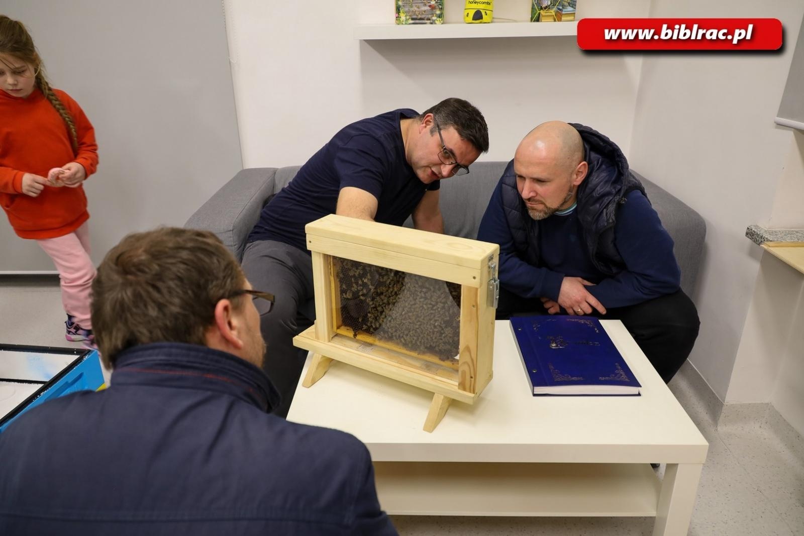 Zdjęcie w galerii na portalu naszraciborz.pl: Co zawdzięczamy pszczołom? Wykład pszczelarzy w bibliotece wiadomości z regionu