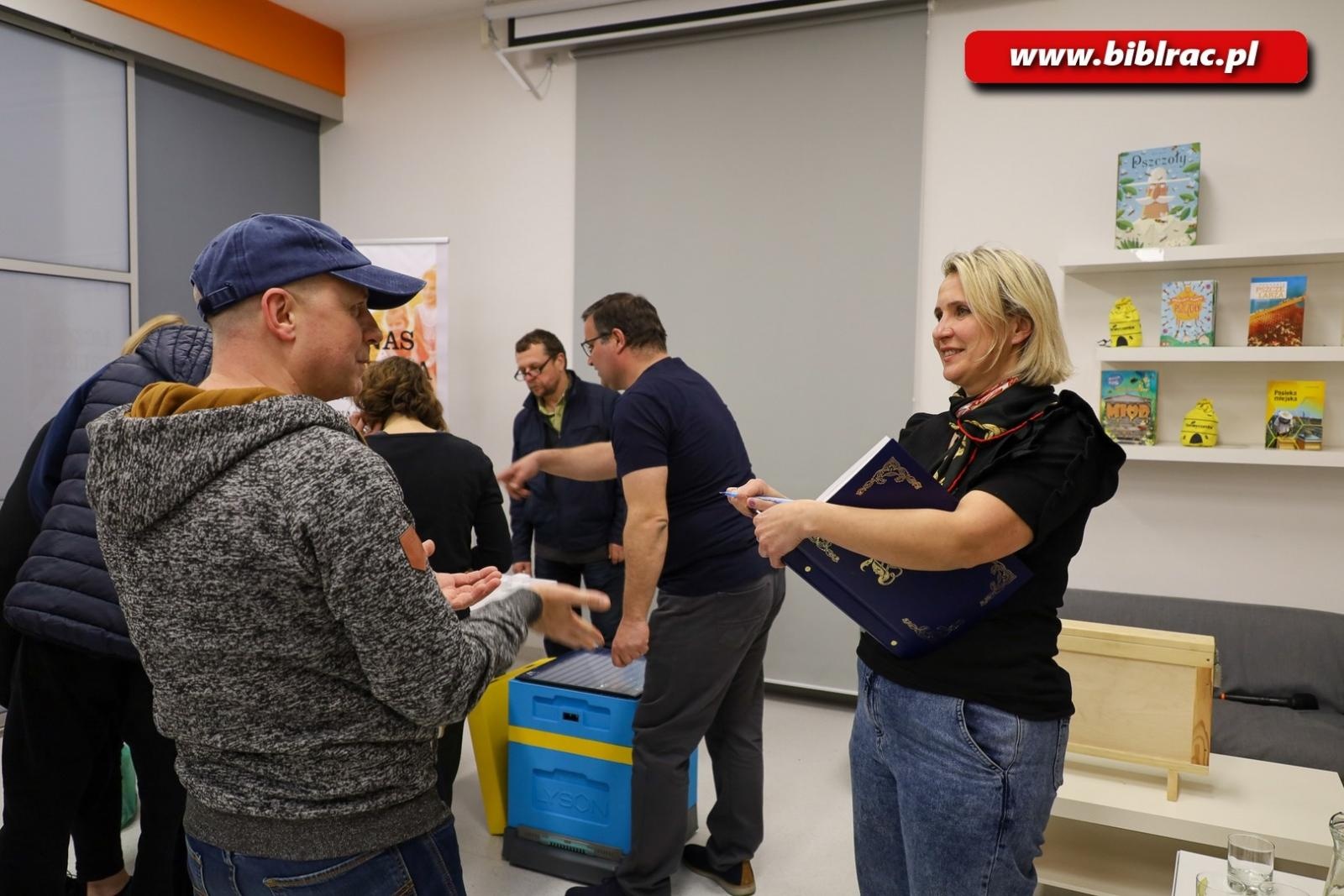 Zdjęcie w galerii na portalu naszraciborz.pl: Co zawdzięczamy pszczołom? Wykład pszczelarzy w bibliotece wiadomości z regionu