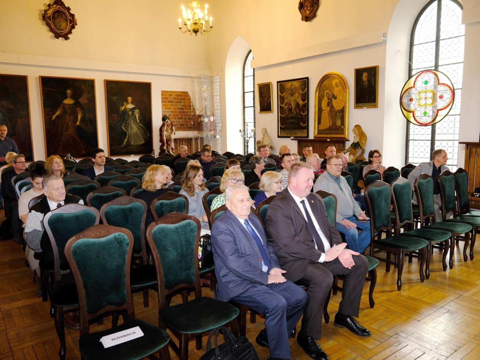 Zdjęcie w galerii na portalu naszraciborz.pl: Konferencja i wystawa. O śląskich zwyczajach w Muzeum wiadomości z regionu