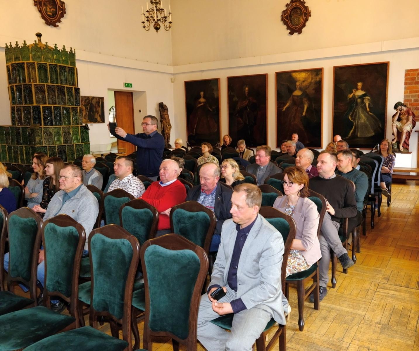 Zdjęcie w galerii na portalu naszraciborz.pl: Konferencja i wystawa. O śląskich zwyczajach w Muzeum wiadomości z regionu