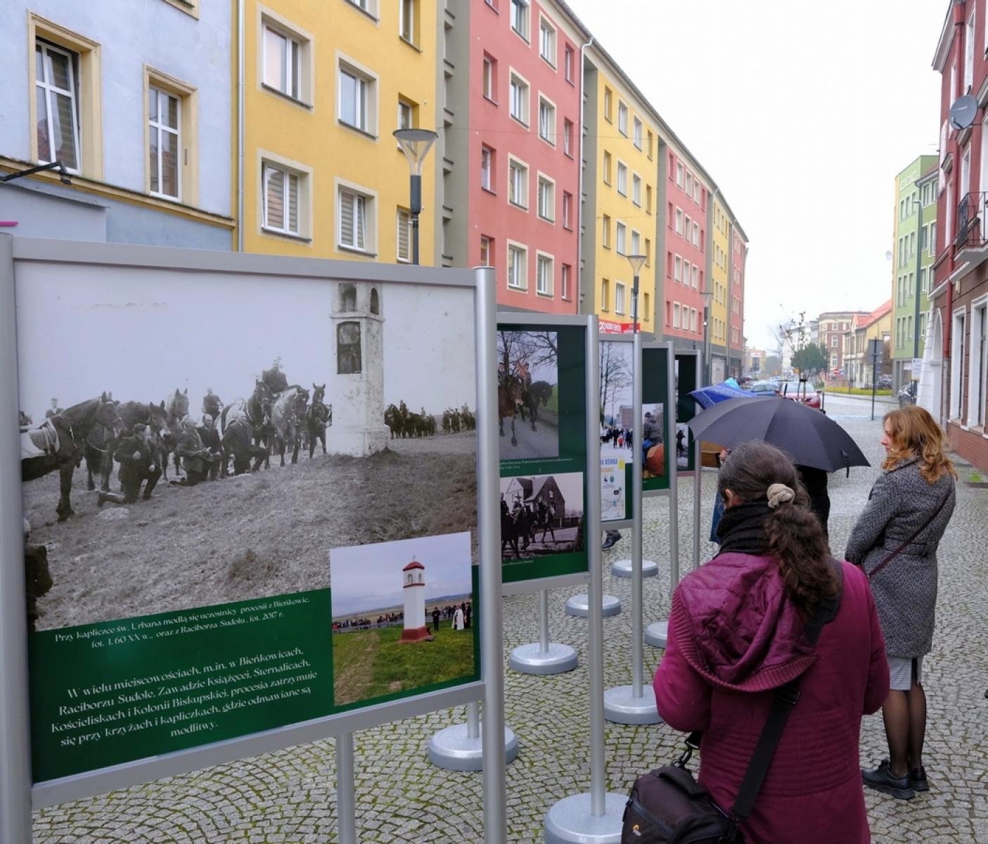 Zdjęcie w galerii na portalu naszraciborz.pl: Konferencja i wystawa. O śląskich zwyczajach w Muzeum wiadomości z regionu