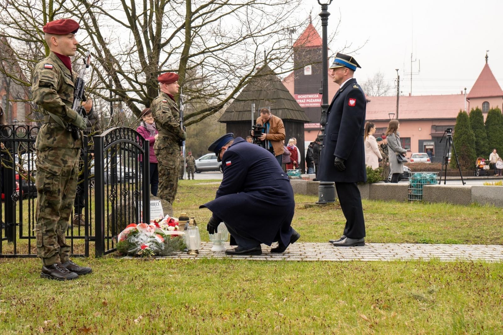 Zdjęcie w galerii na portalu naszraciborz.pl: Pamięć o ofiarach Katynia żywa w Kuźni Raciborskiej  wiadomości z regionu