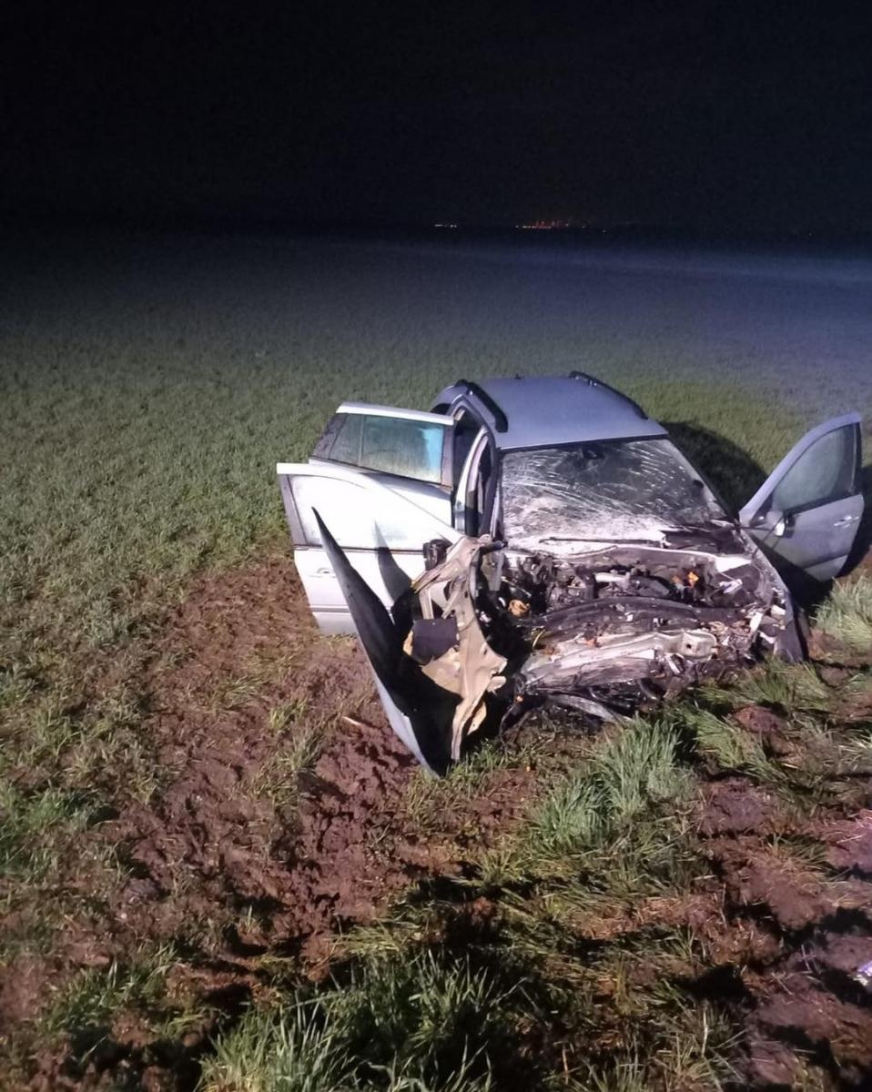 Zdjęcie w galerii na portalu naszraciborz.pl: DK 45. Rozpędzone renault na raciborskich rejestracjach uderzyło w drzewo [FOTO] wiadomości z regionu