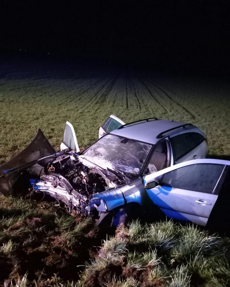 Zdjęcie w galerii na portalu naszraciborz.pl: DK 45. Rozpędzone renault na raciborskich rejestracjach uderzyło w drzewo [FOTO] wiadomości z regionu
