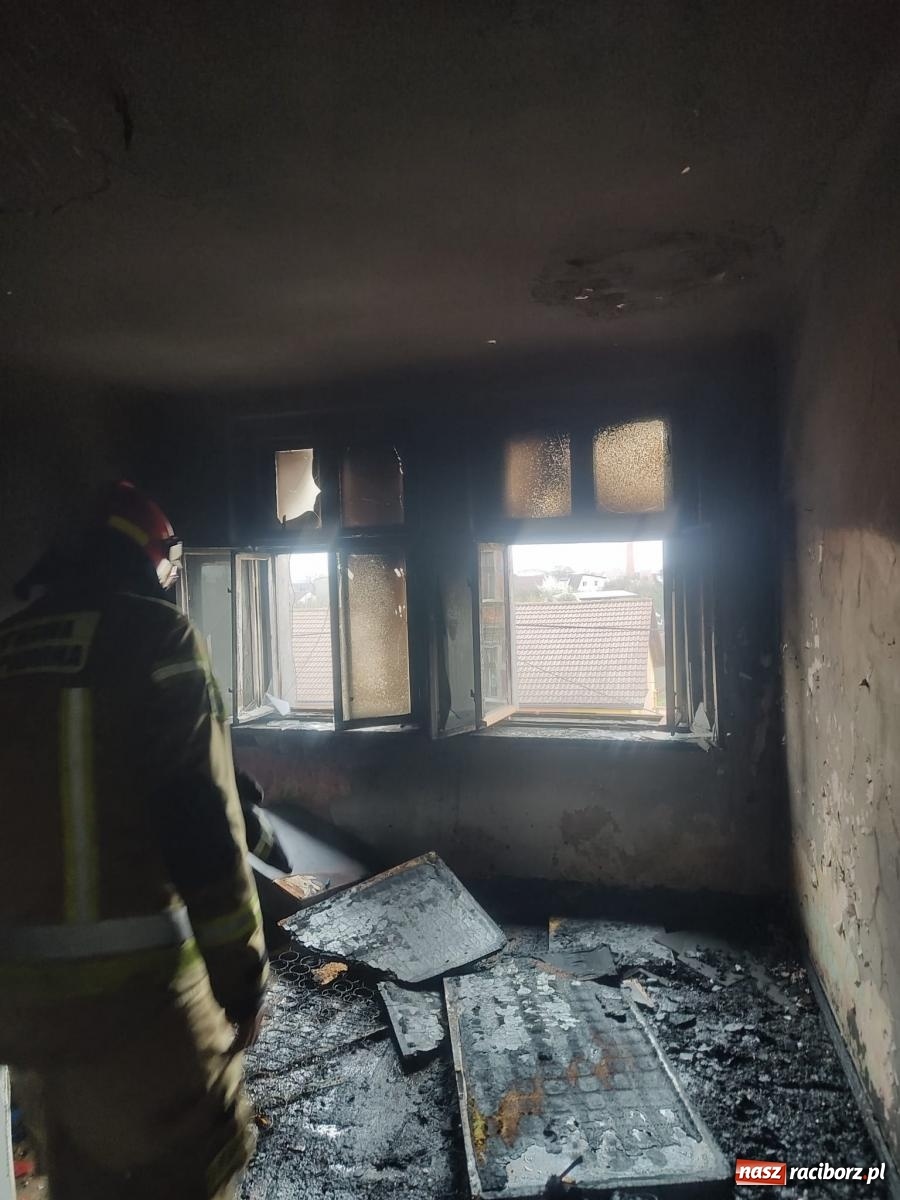 Zdjęcie w galerii na portalu naszraciborz.pl: Pożar mieszkania przy Fabrycznej [FOTO] wiadomości z regionu