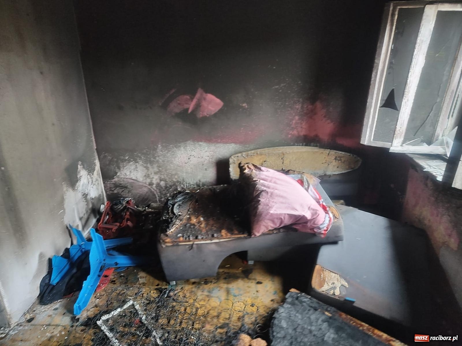 Zdjęcie w galerii na portalu naszraciborz.pl: Pożar mieszkania przy Fabrycznej [FOTO] wiadomości z regionu