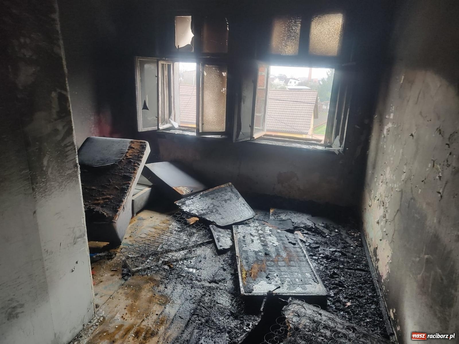Zdjęcie w galerii na portalu naszraciborz.pl: Pożar mieszkania przy Fabrycznej [FOTO] wiadomości z regionu