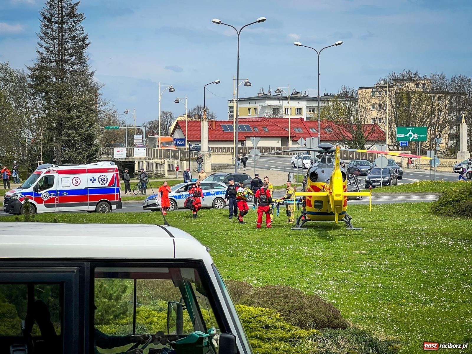 Zdjęcie w galerii na portalu naszraciborz.pl: Dziecko uległo poparzeniu. Śmigłowiec LPR lądował na rondzie [FOTO i WIDEO] wiadomości z regionu