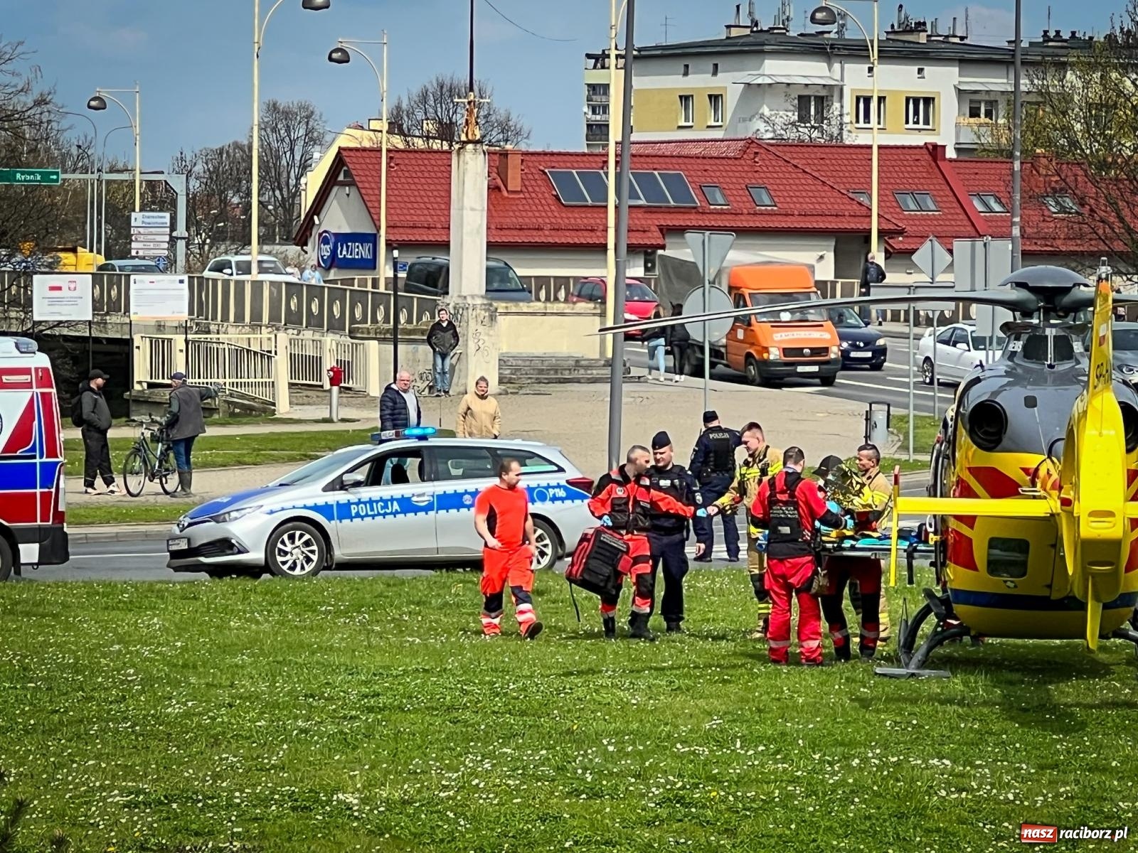 Zdjęcie w galerii na portalu naszraciborz.pl: Dziecko uległo poparzeniu. Śmigłowiec LPR lądował na rondzie [FOTO i WIDEO] wiadomości z regionu