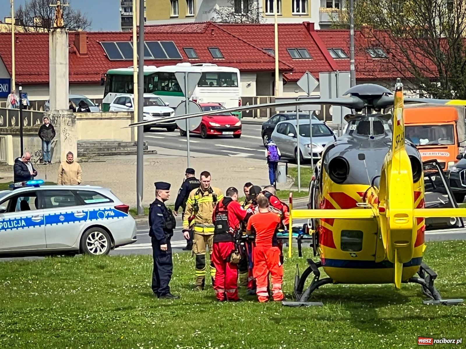 Zdjęcie w galerii na portalu naszraciborz.pl: Dziecko uległo poparzeniu. Śmigłowiec LPR lądował na rondzie [FOTO i WIDEO] wiadomości z regionu