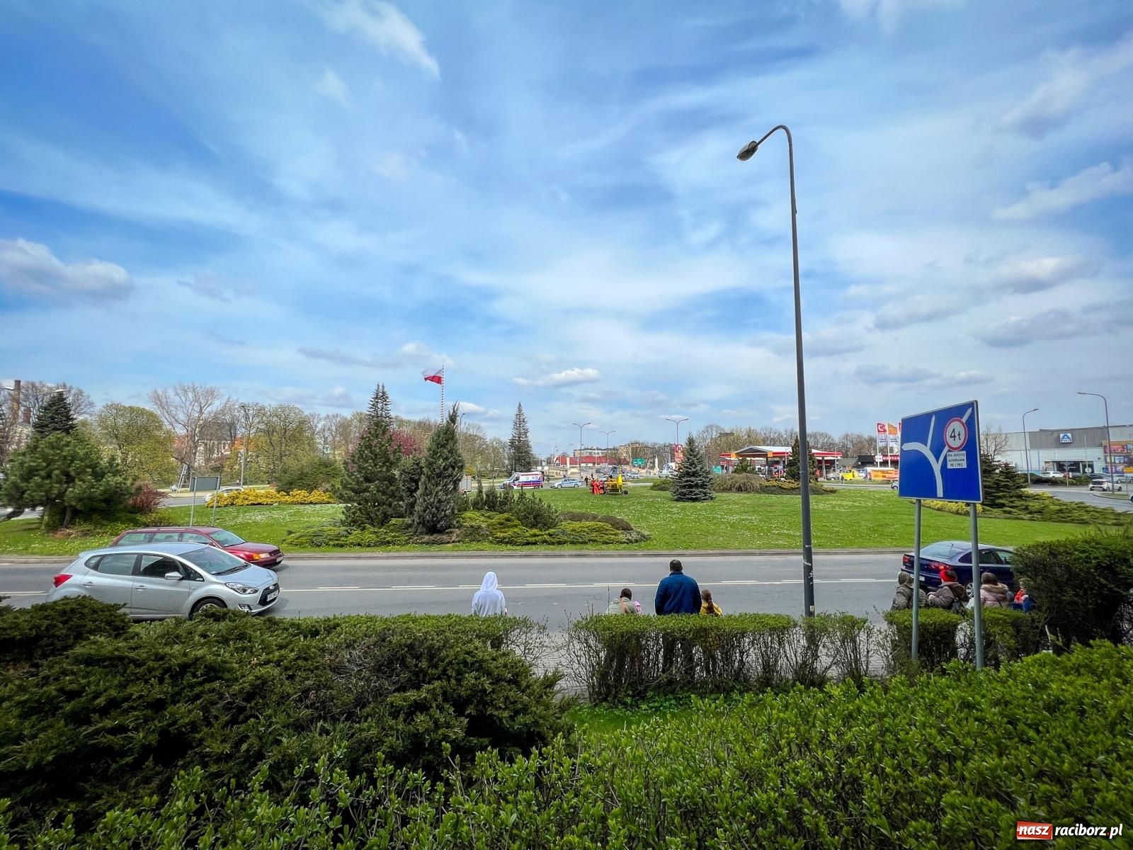 Zdjęcie w galerii na portalu naszraciborz.pl: Dziecko uległo poparzeniu. Śmigłowiec LPR lądował na rondzie [FOTO i WIDEO] wiadomości z regionu