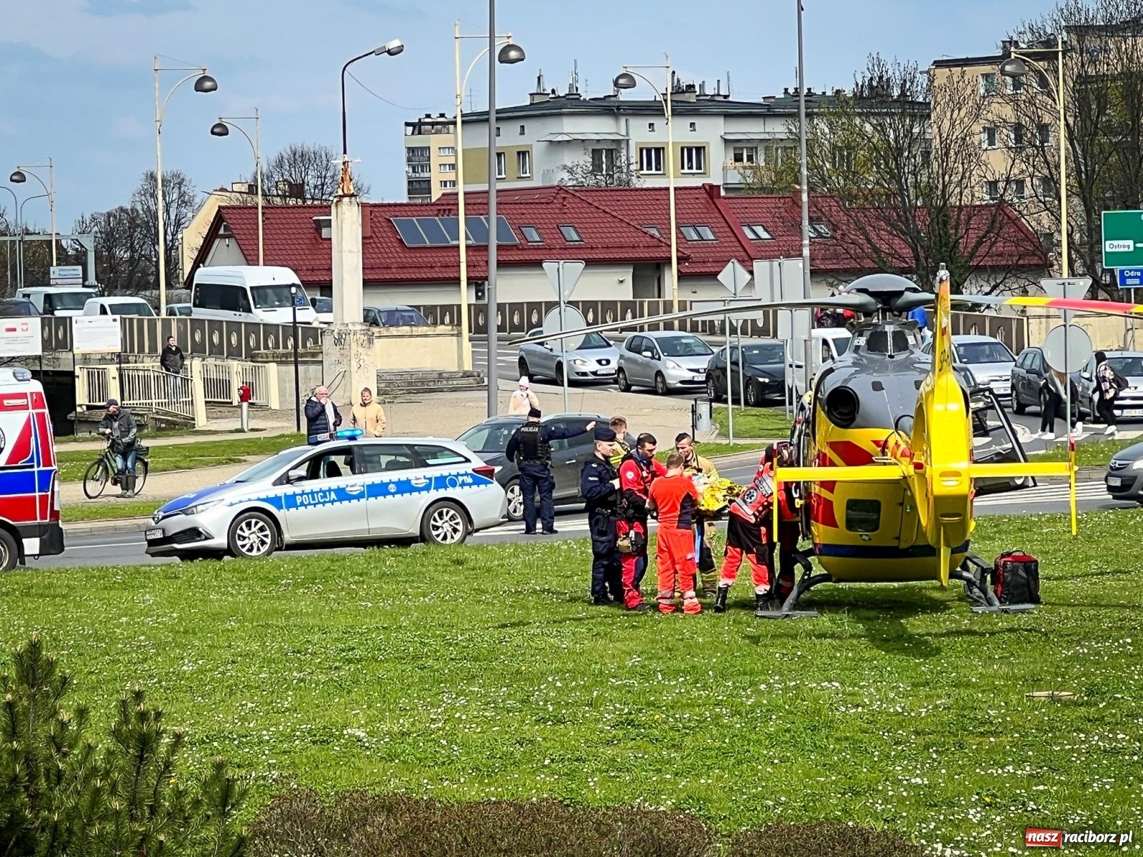 Zdjęcie w galerii na portalu naszraciborz.pl: Dziecko uległo poparzeniu. Śmigłowiec LPR lądował na rondzie [FOTO i WIDEO] wiadomości z regionu