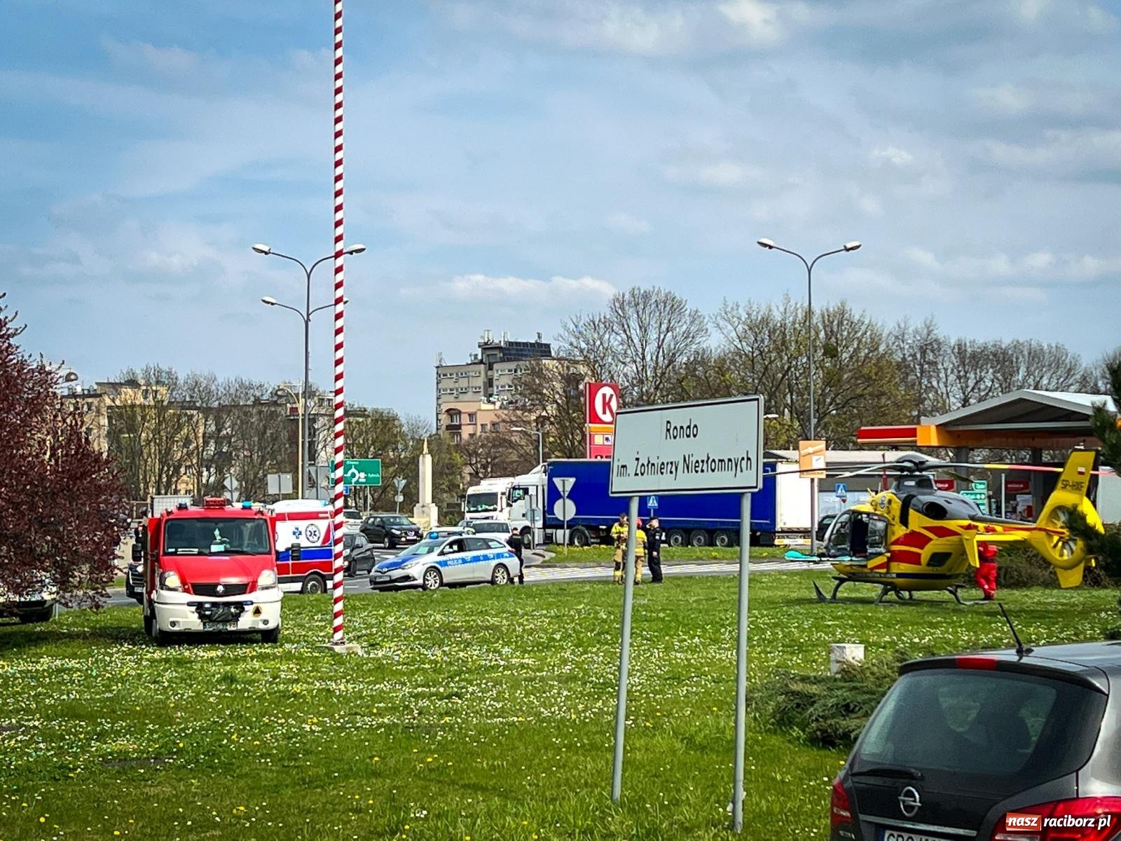 Zdjęcie w galerii na portalu naszraciborz.pl: Dziecko uległo poparzeniu. Śmigłowiec LPR lądował na rondzie [FOTO i WIDEO] wiadomości z regionu