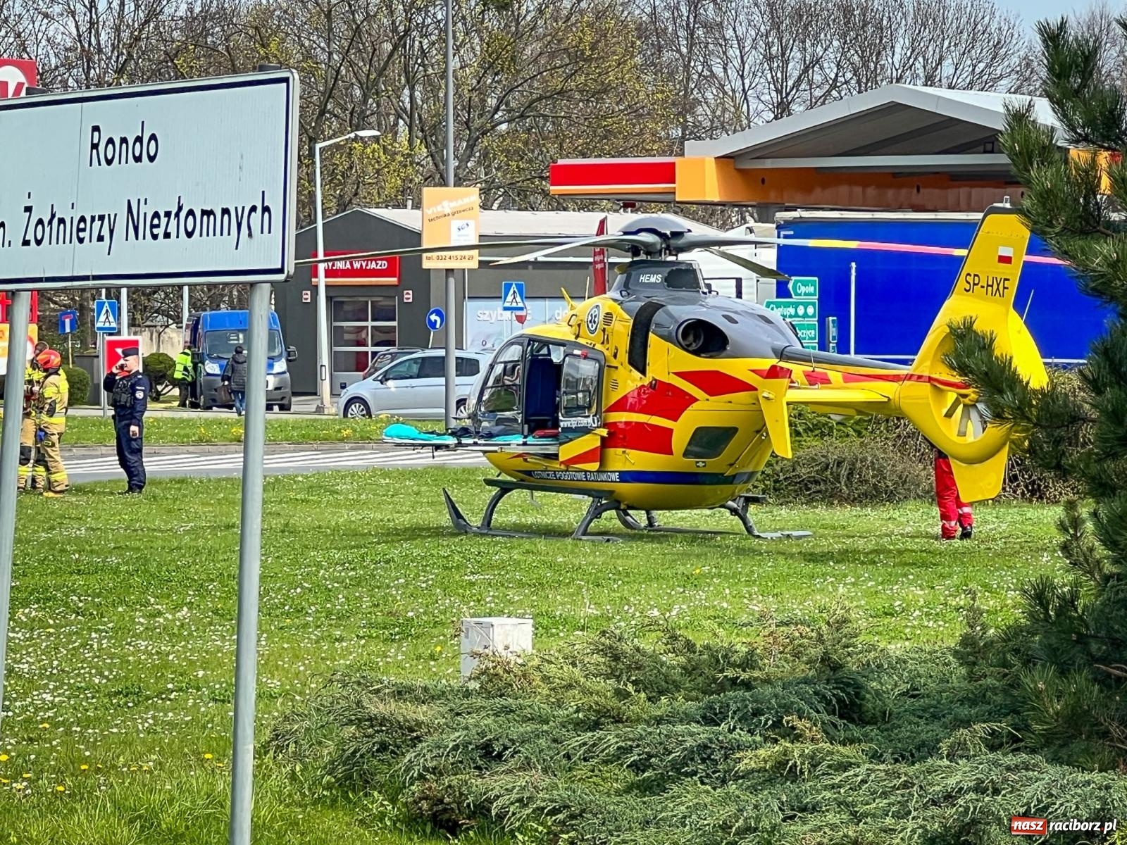 Zdjęcie w galerii na portalu naszraciborz.pl: Dziecko uległo poparzeniu. Śmigłowiec LPR lądował na rondzie [FOTO i WIDEO] wiadomości z regionu