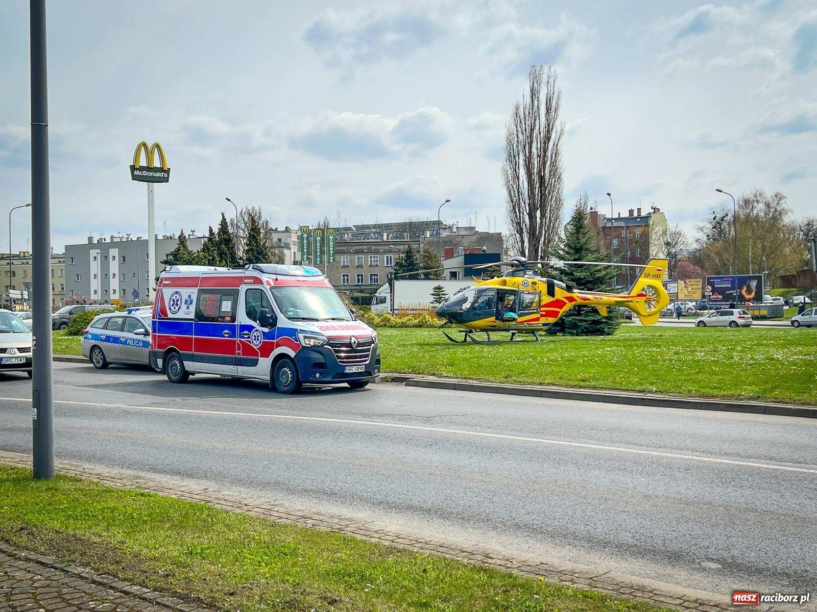 Zdjęcie w galerii na portalu naszraciborz.pl: Dziecko uległo poparzeniu. Śmigłowiec LPR lądował na rondzie [FOTO i WIDEO] wiadomości z regionu