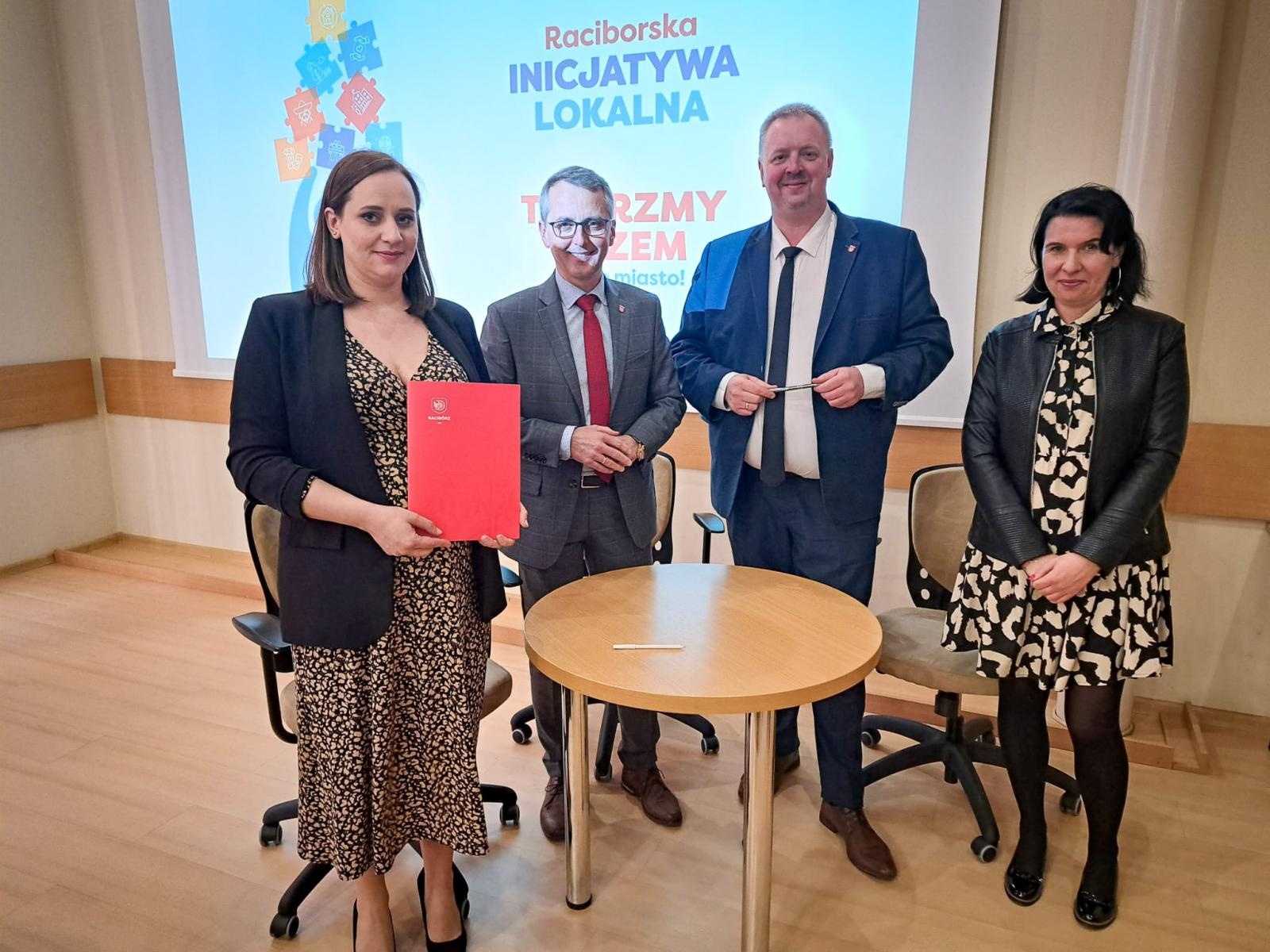 Zdjęcie w galerii na portalu naszraciborz.pl: Umowy na raciborską Inicjatywę Lokalną podpisane wiadomości z regionu