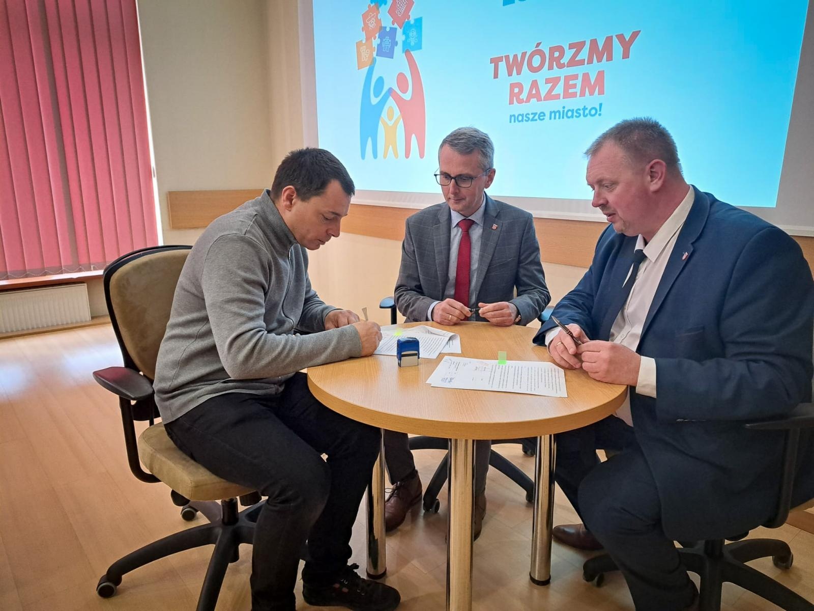 Zdjęcie w galerii na portalu naszraciborz.pl: Umowy na raciborską Inicjatywę Lokalną podpisane wiadomości z regionu