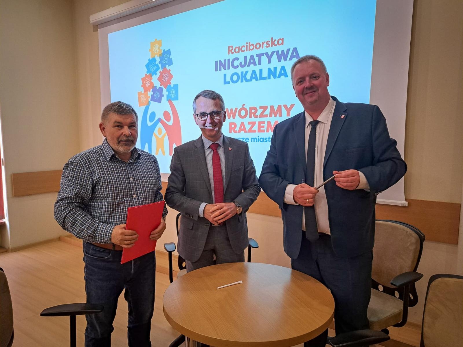 Zdjęcie w galerii na portalu naszraciborz.pl: Umowy na raciborską Inicjatywę Lokalną podpisane wiadomości z regionu