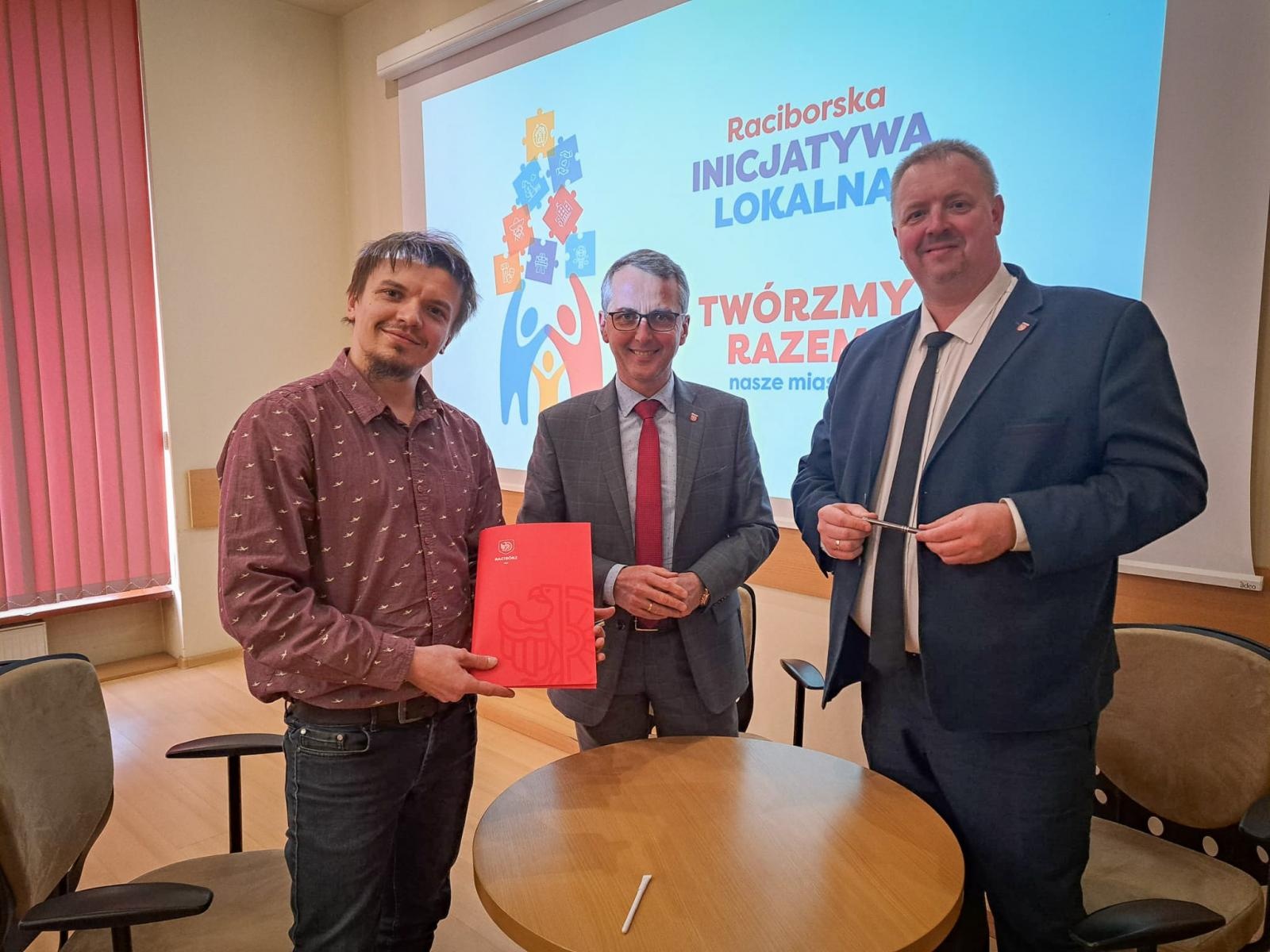 Zdjęcie w galerii na portalu naszraciborz.pl: Umowy na raciborską Inicjatywę Lokalną podpisane wiadomości z regionu