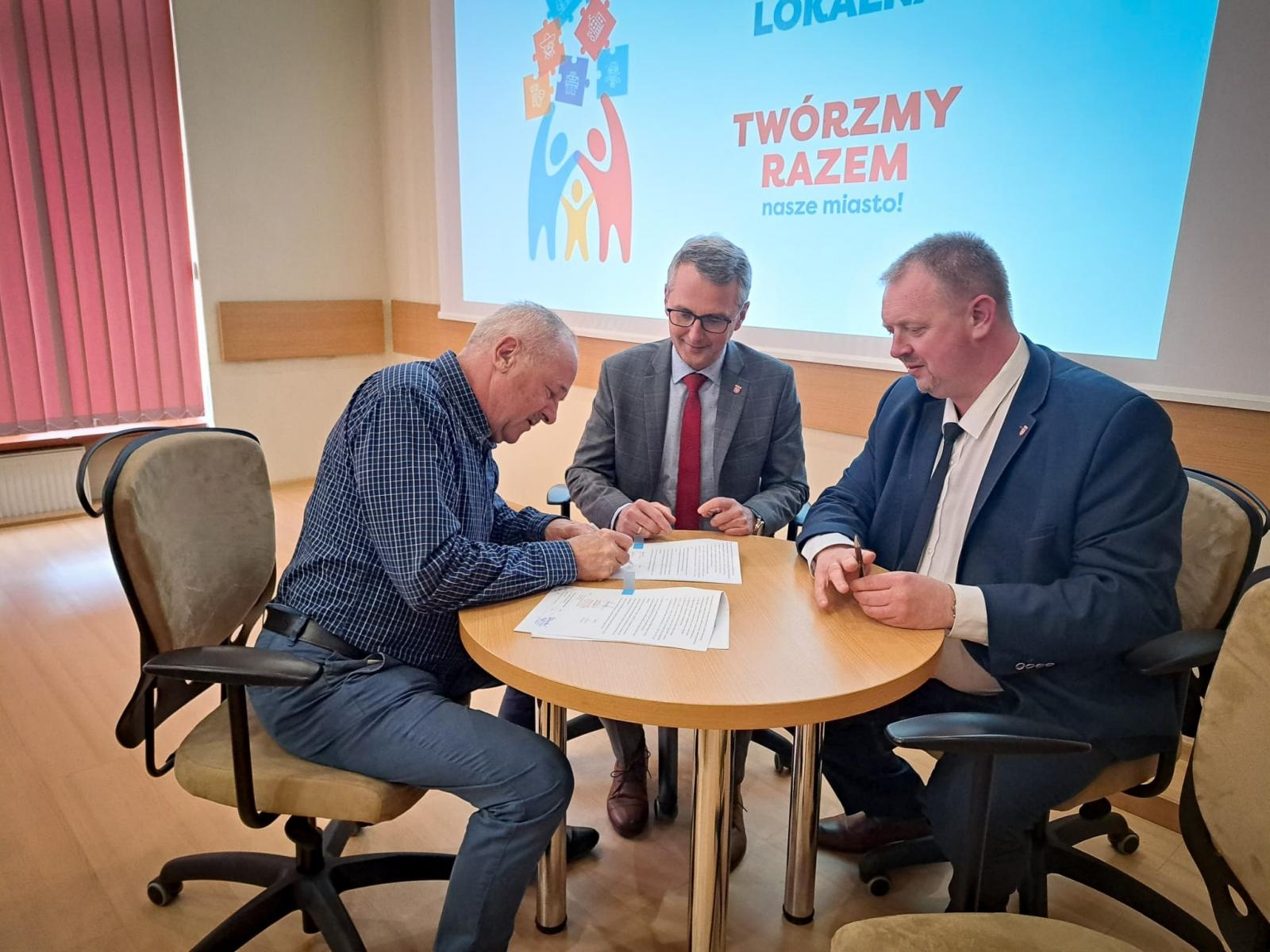 Zdjęcie w galerii na portalu naszraciborz.pl: Umowy na raciborską Inicjatywę Lokalną podpisane wiadomości z regionu