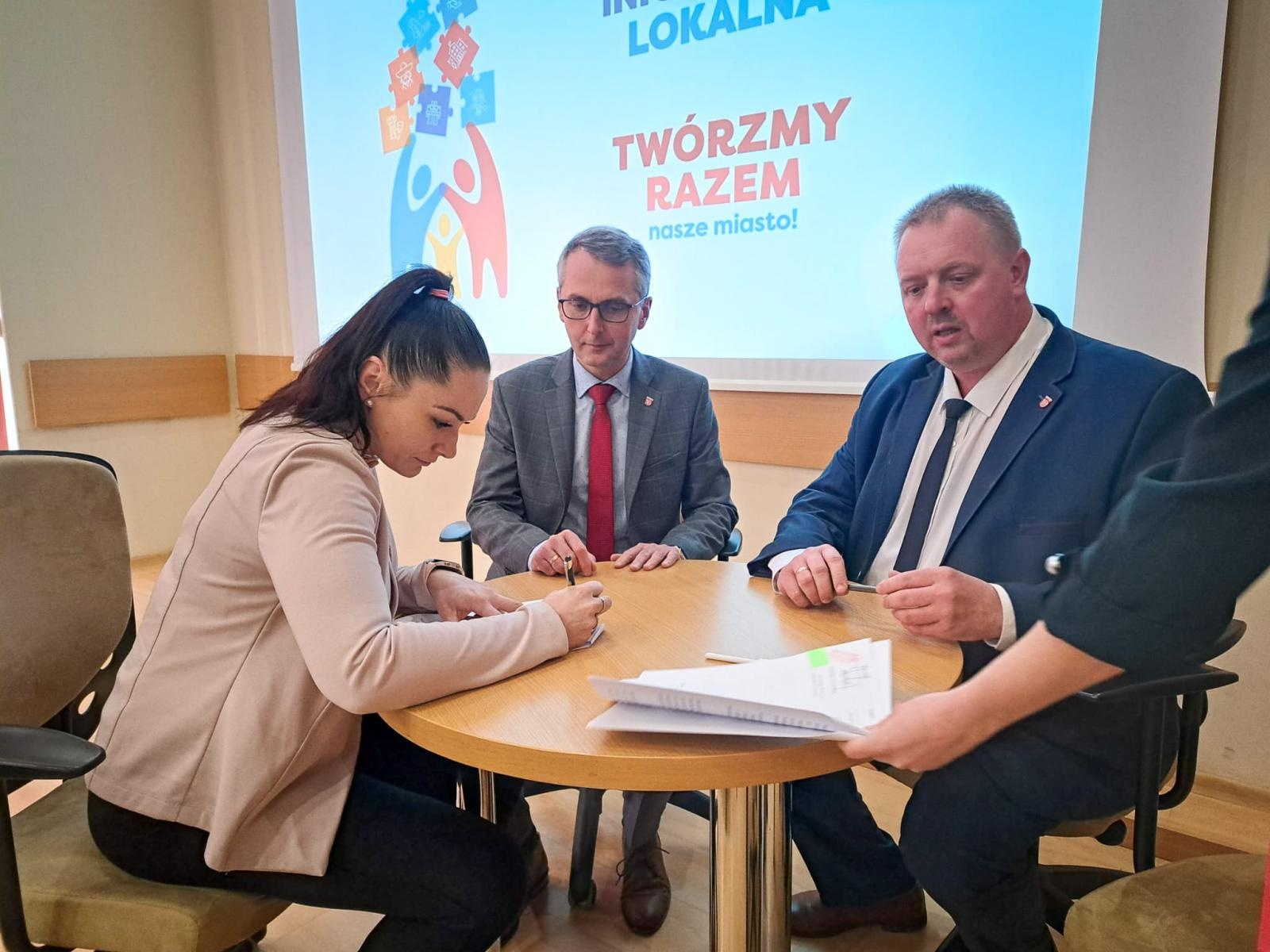 Zdjęcie w galerii na portalu naszraciborz.pl: Umowy na raciborską Inicjatywę Lokalną podpisane wiadomości z regionu