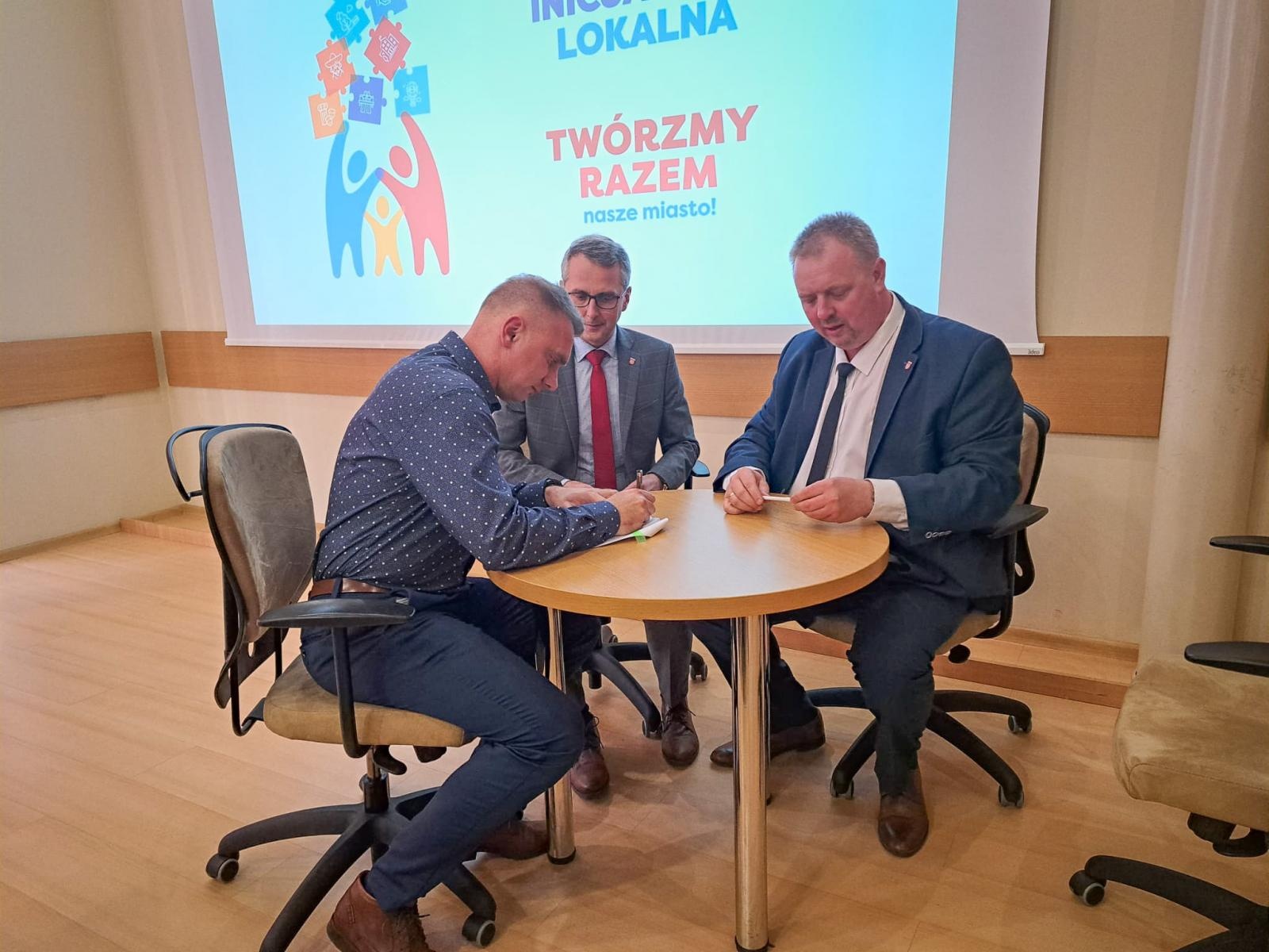 Zdjęcie w galerii na portalu naszraciborz.pl: Umowy na raciborską Inicjatywę Lokalną podpisane wiadomości z regionu
