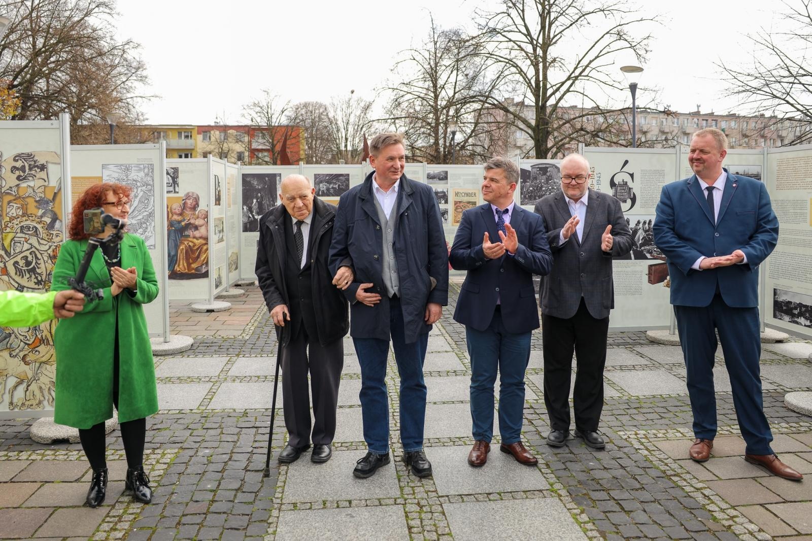 Zdjęcie w galerii na portalu naszraciborz.pl: MY, POLACY! O polskości Śląska. Wystawa na skwerze przy kościele farnym wiadomości z regionu