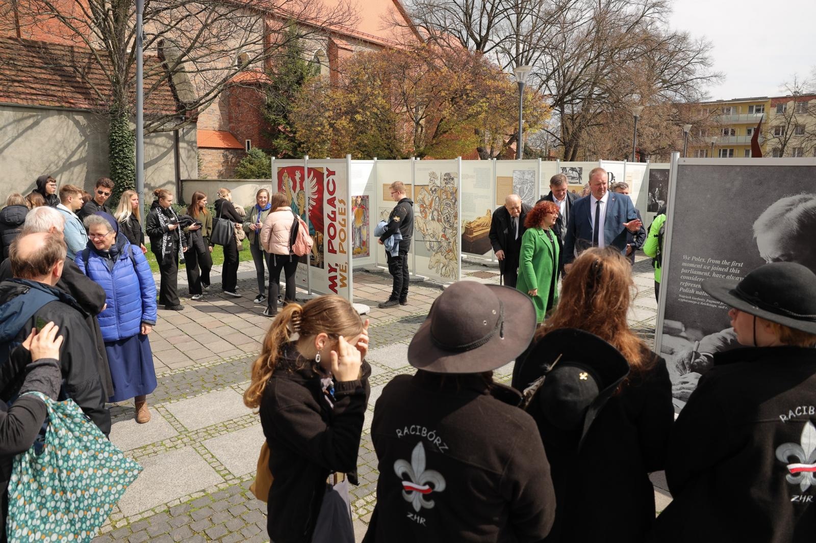 Zdjęcie w galerii na portalu naszraciborz.pl: MY, POLACY! O polskości Śląska. Wystawa na skwerze przy kościele farnym wiadomości z regionu