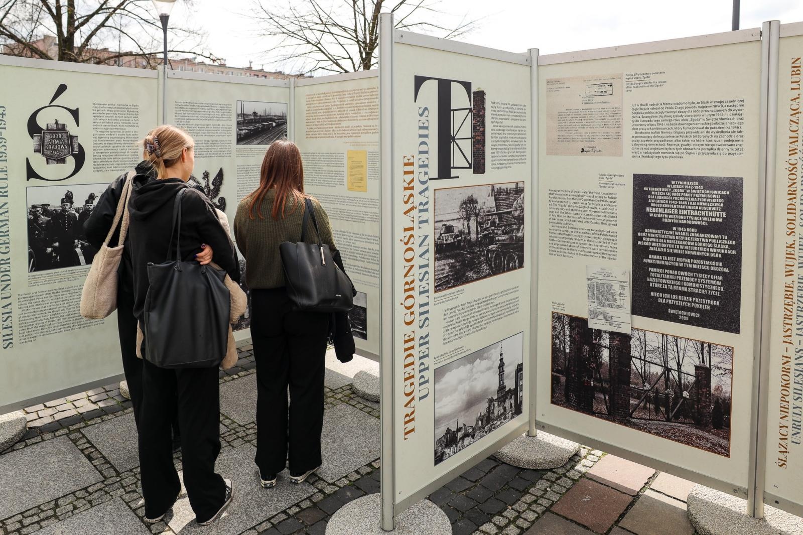Zdjęcie w galerii na portalu naszraciborz.pl: MY, POLACY! O polskości Śląska. Wystawa na skwerze przy kościele farnym wiadomości z regionu