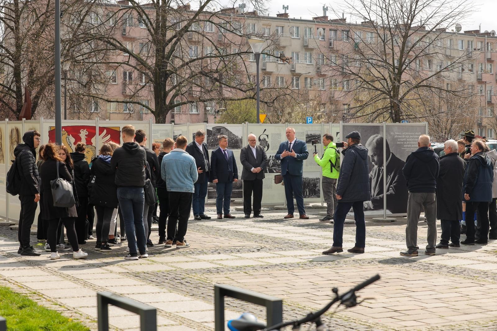 Zdjęcie w galerii na portalu naszraciborz.pl: MY, POLACY! O polskości Śląska. Wystawa na skwerze przy kościele farnym wiadomości z regionu