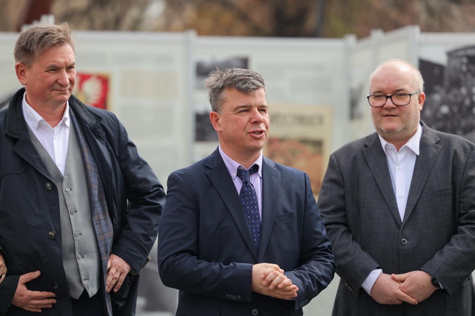 Zdjęcie w galerii na portalu naszraciborz.pl: MY, POLACY! O polskości Śląska. Wystawa na skwerze przy kościele farnym wiadomości z regionu