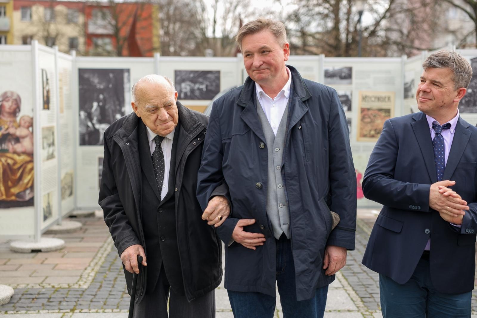 Zdjęcie w galerii na portalu naszraciborz.pl: MY, POLACY! O polskości Śląska. Wystawa na skwerze przy kościele farnym wiadomości z regionu